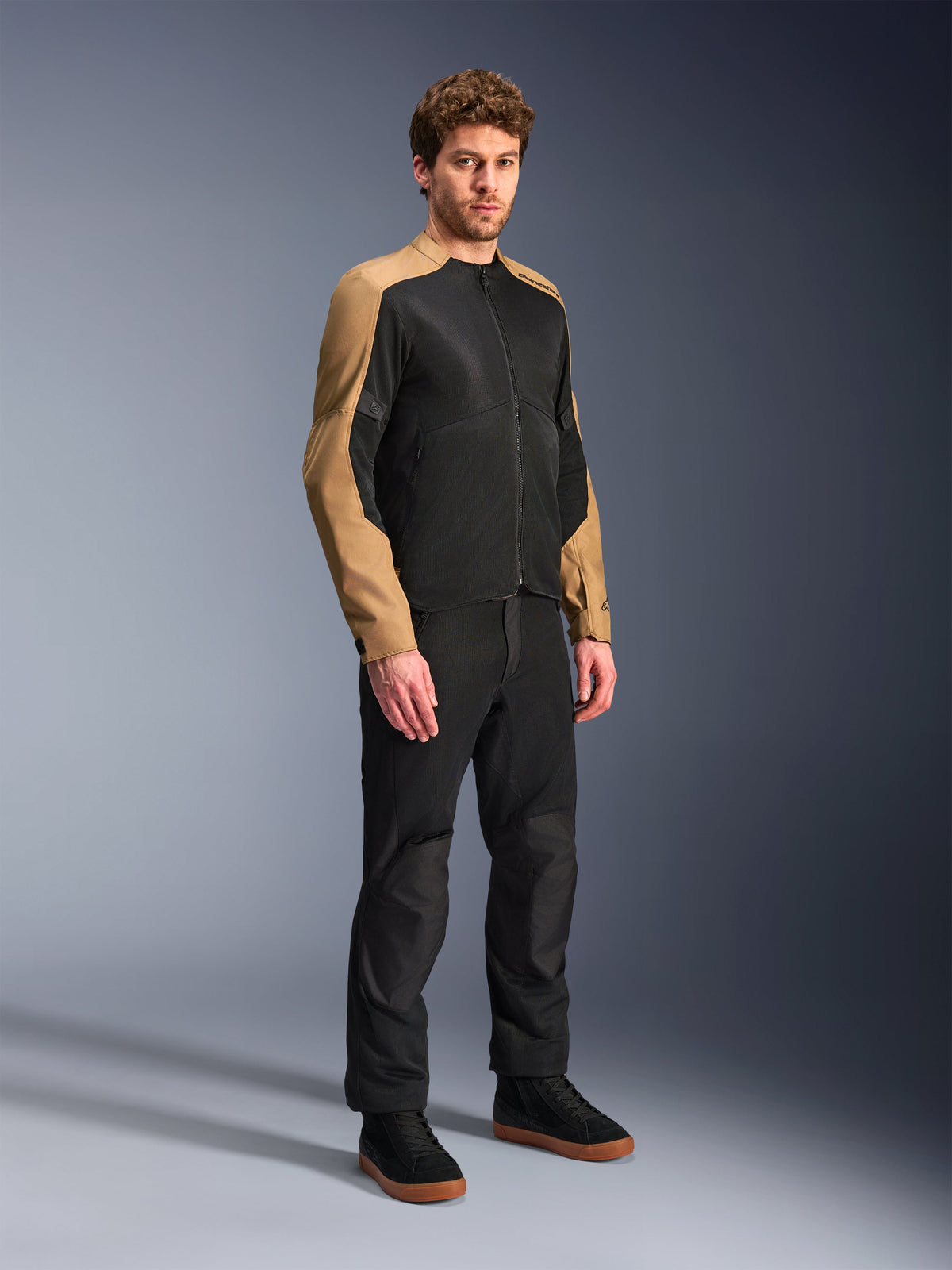 Alpinestars veste C-1 Air, veste de moto urbaine pour homme, sable et noire, avec panneaux en maille respirante.