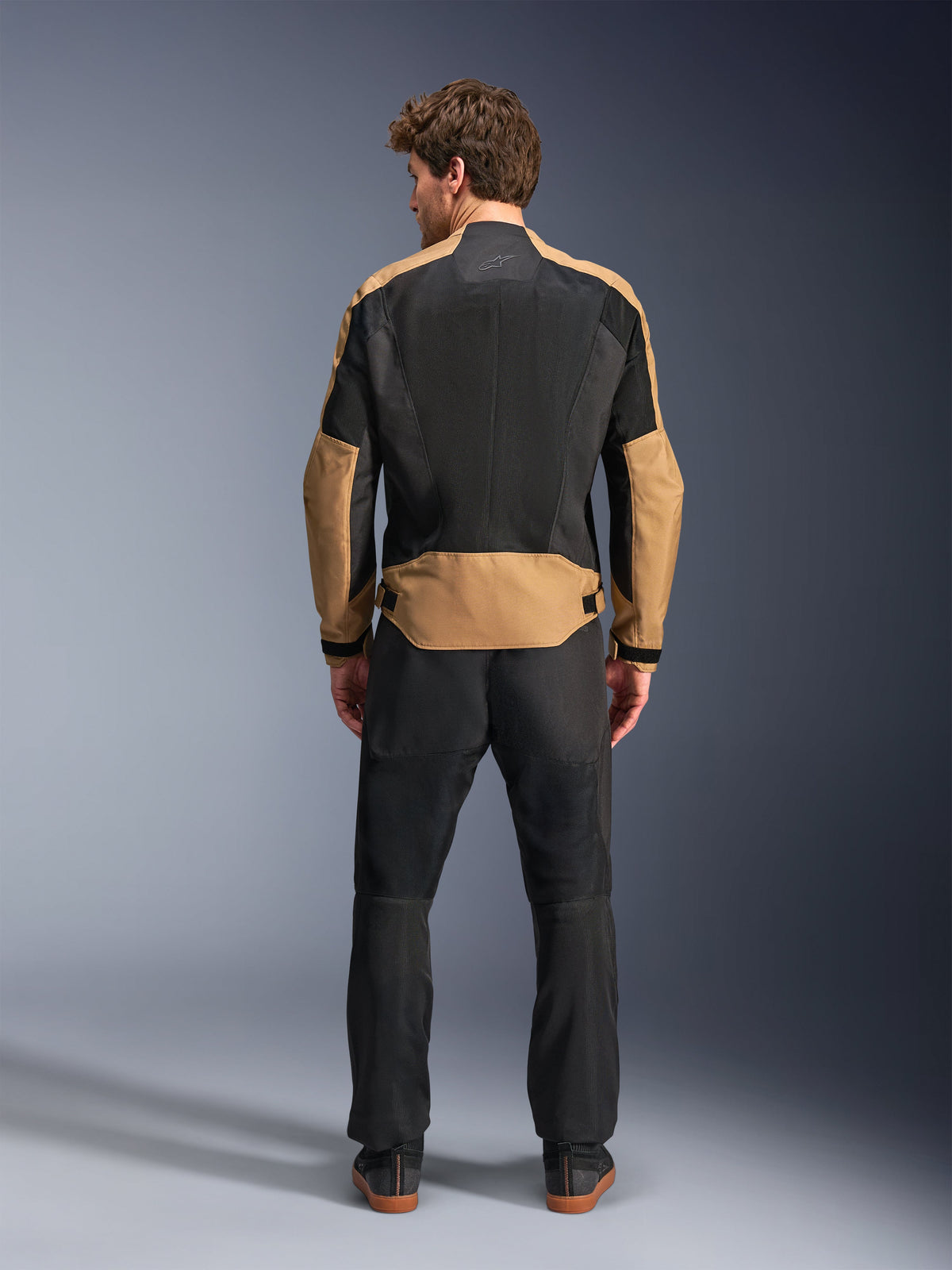 Veste Alpinestars C-1 Air, veste de moto urbaine pour homme, noire et sable, textile avec panneaux en maille, vue de dos