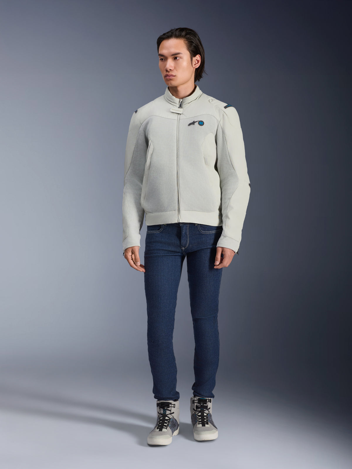 Veste Alpinestars Circal-1 Air, Gris Métal, veste de moto urbaine avec panneaux en maille (mesh) pour le flux d'air, portée par un mannequin avec un jean bleu et des baskets de moto grises, design minimaliste pour une conduite urbaine durable.