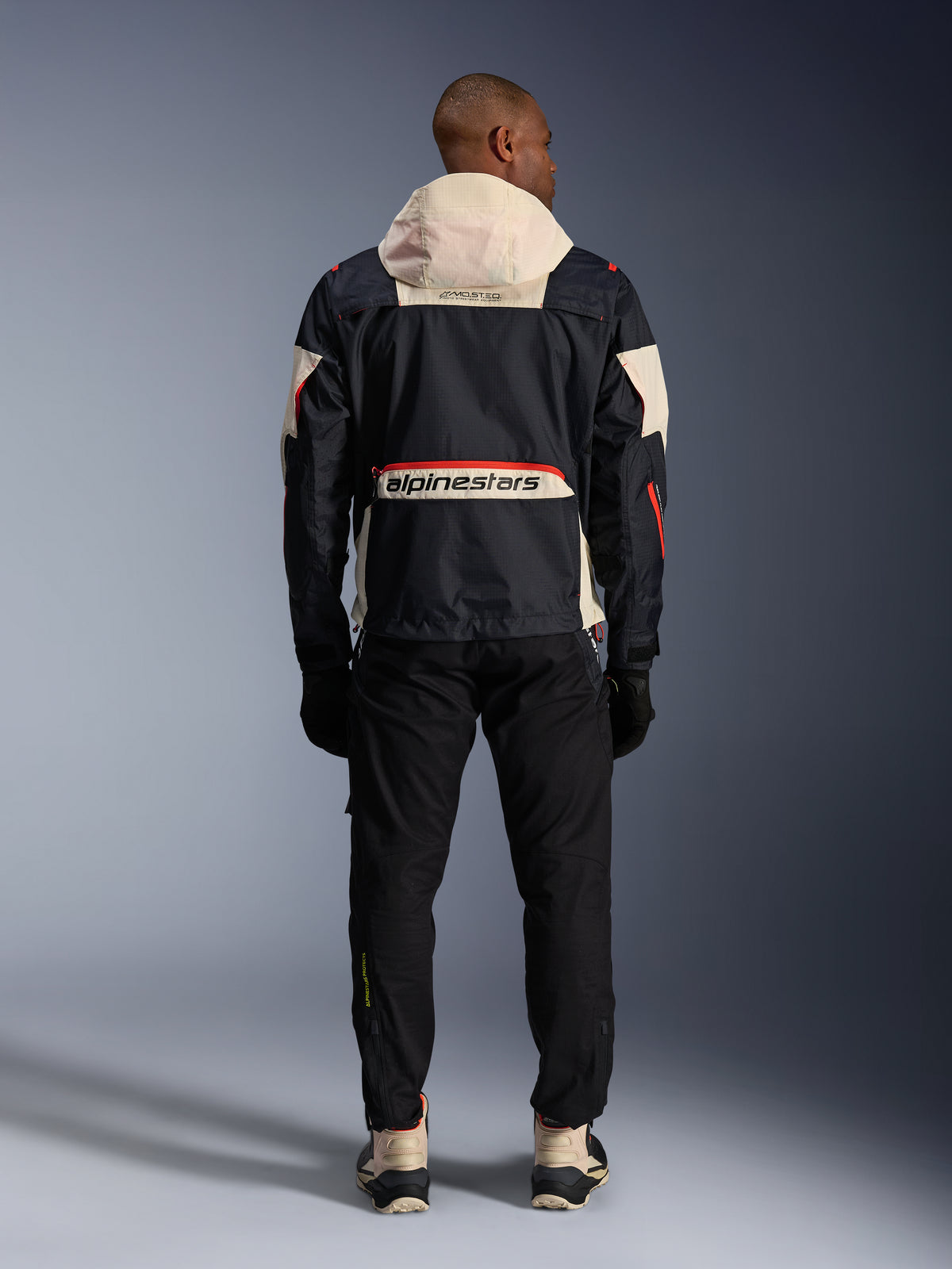 Alpinestars Mogress Air, veste de moto urbaine pour homme, noire et orange, vue de dos avec capuche crème