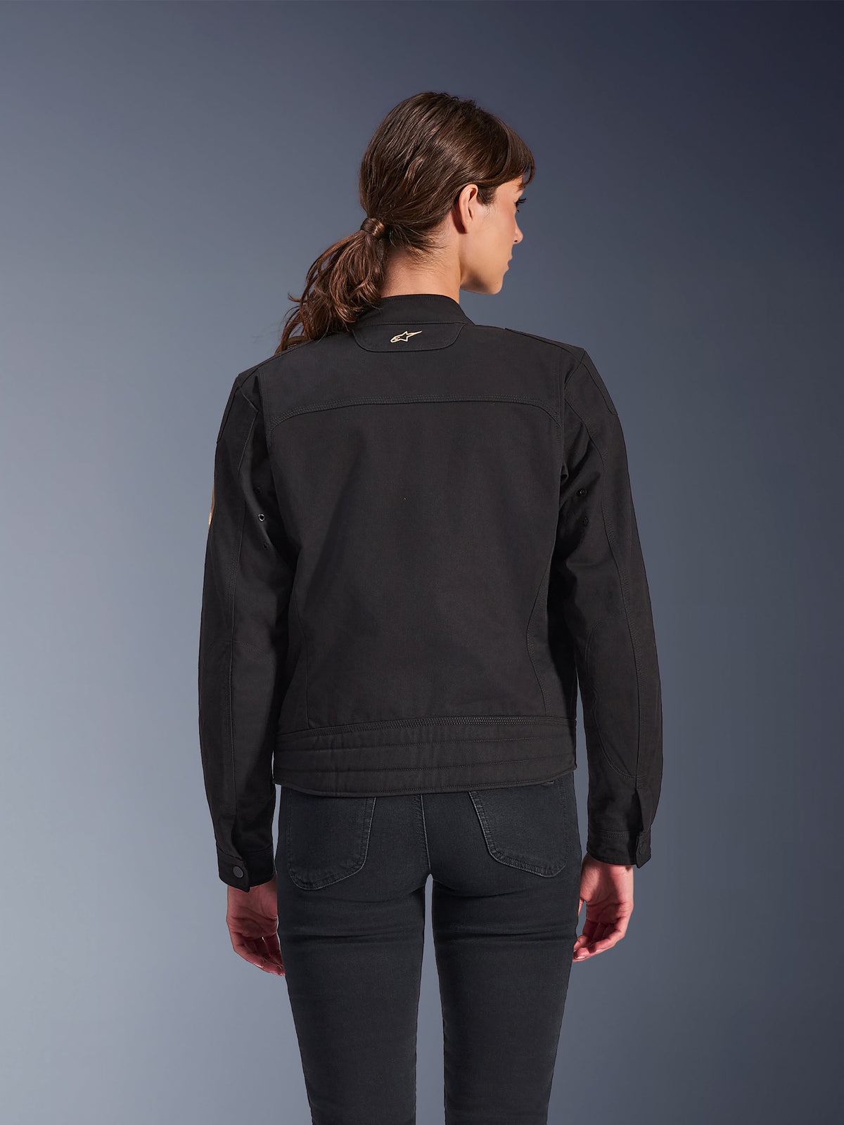 Veste Alpinestars Stella Grace Femme, noire, vue de dos, veste de moto urbaine au style workwear classique, construction en sergé de polycoton, portée avec un jean noir