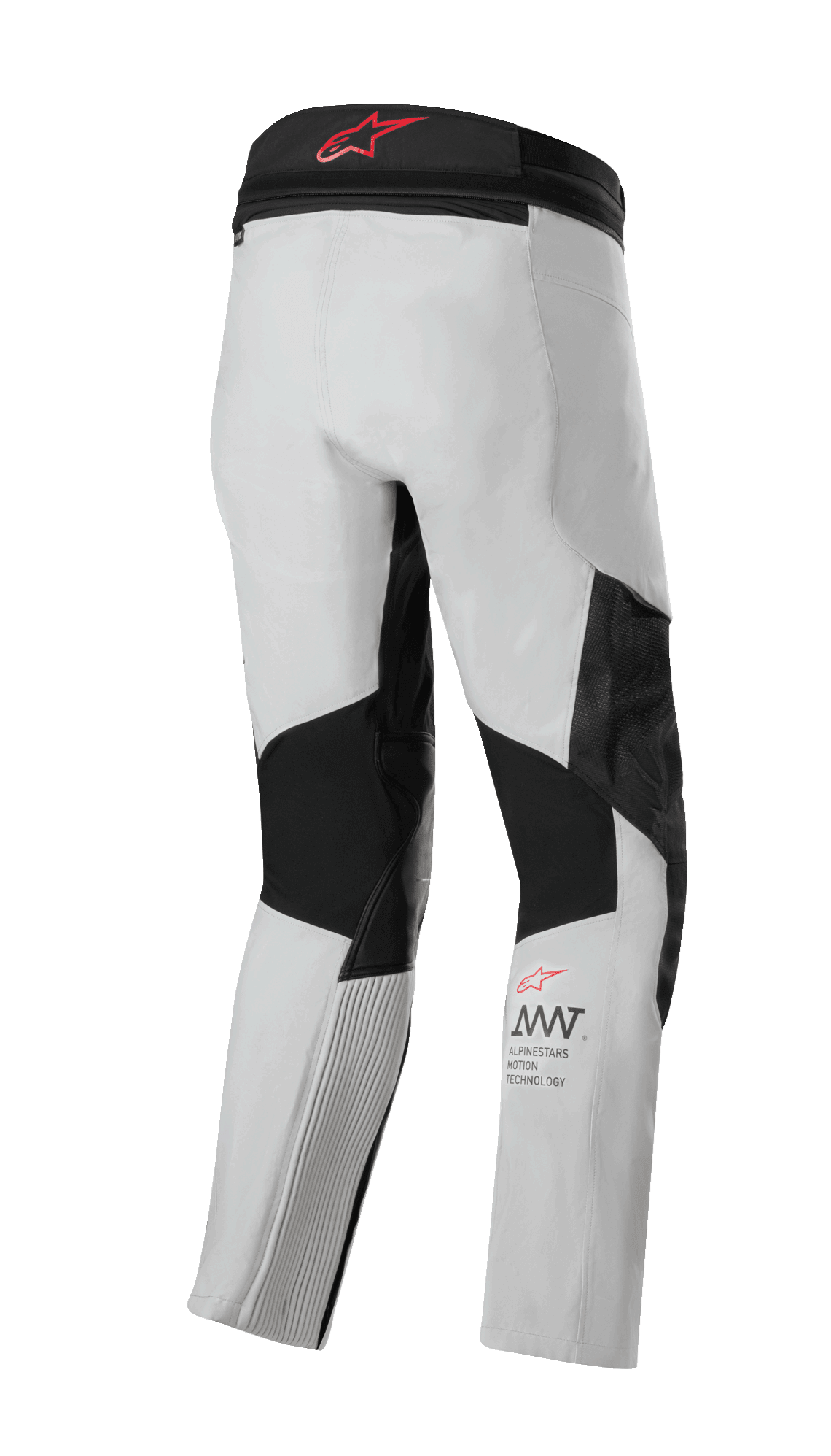 Pantalon Alpinestars AMT 7 Air, pantalon de moto, Tan et Dark Shadow, vue arrière présentant des panneaux extensibles noirs et des inserts de ventilation, logo rouge sur la taille et marquage AMT sur le bas de la jambe, équipement technique de touring aventure
