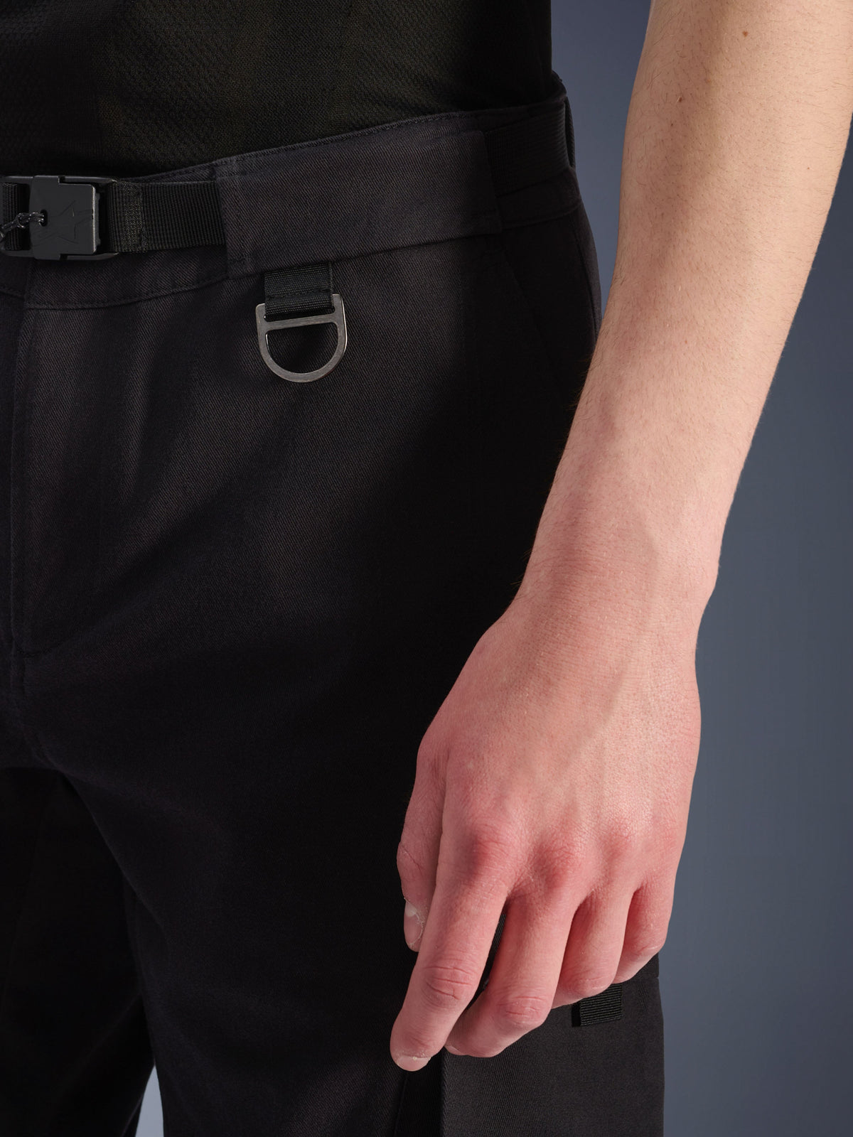 Pantalon Cargo Flex-AST Court Alpinestars, Noir, gros plan sur la zone de la taille montrant la ceinture intégrée avec boucle, détail de l'anneau en D en métal et construction en textile durable.