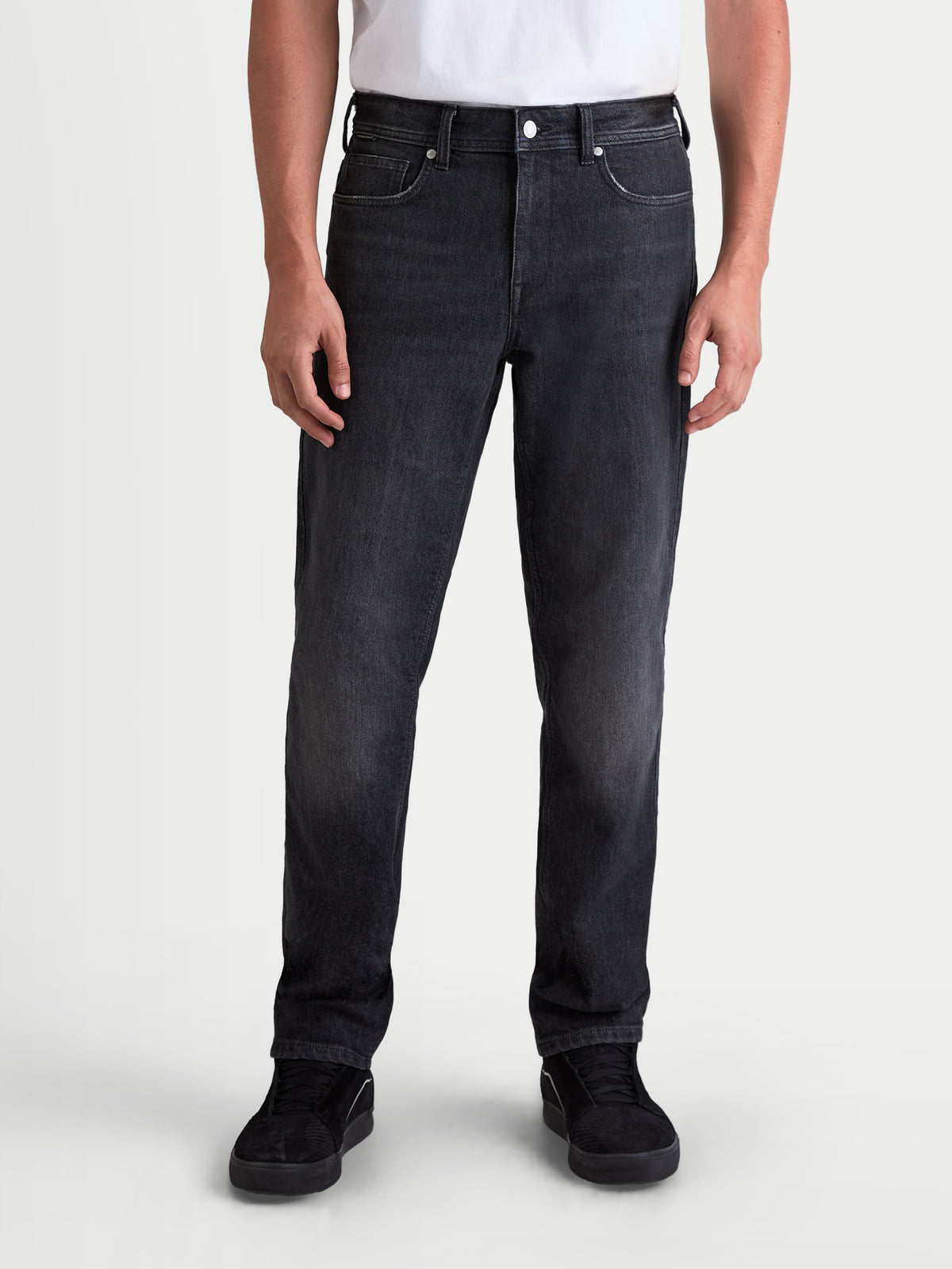 Alpinestars Flex Ast 8 Denim Pantalons, pantalon de moto urbain pour homme noir, vue de face sur un modèle portant une tenue décontractée