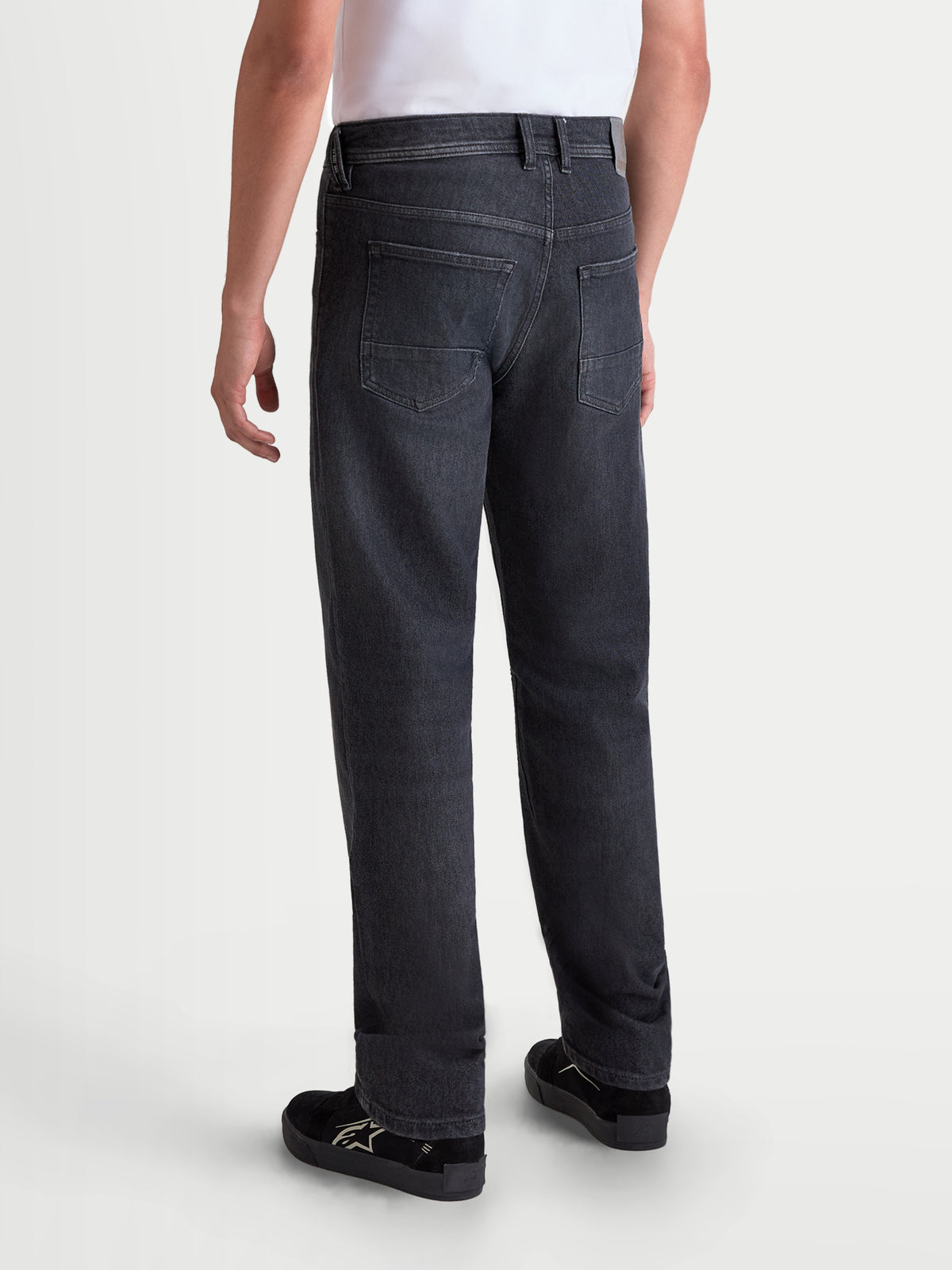 Alpinestars Flex Ast 8 Denim Pantalons, pantalon de moto urbain pour homme noir, vue de dos montrant la construction en denim technique monocouche, les poches arrière et la coupe droite régulière portées par un modèle