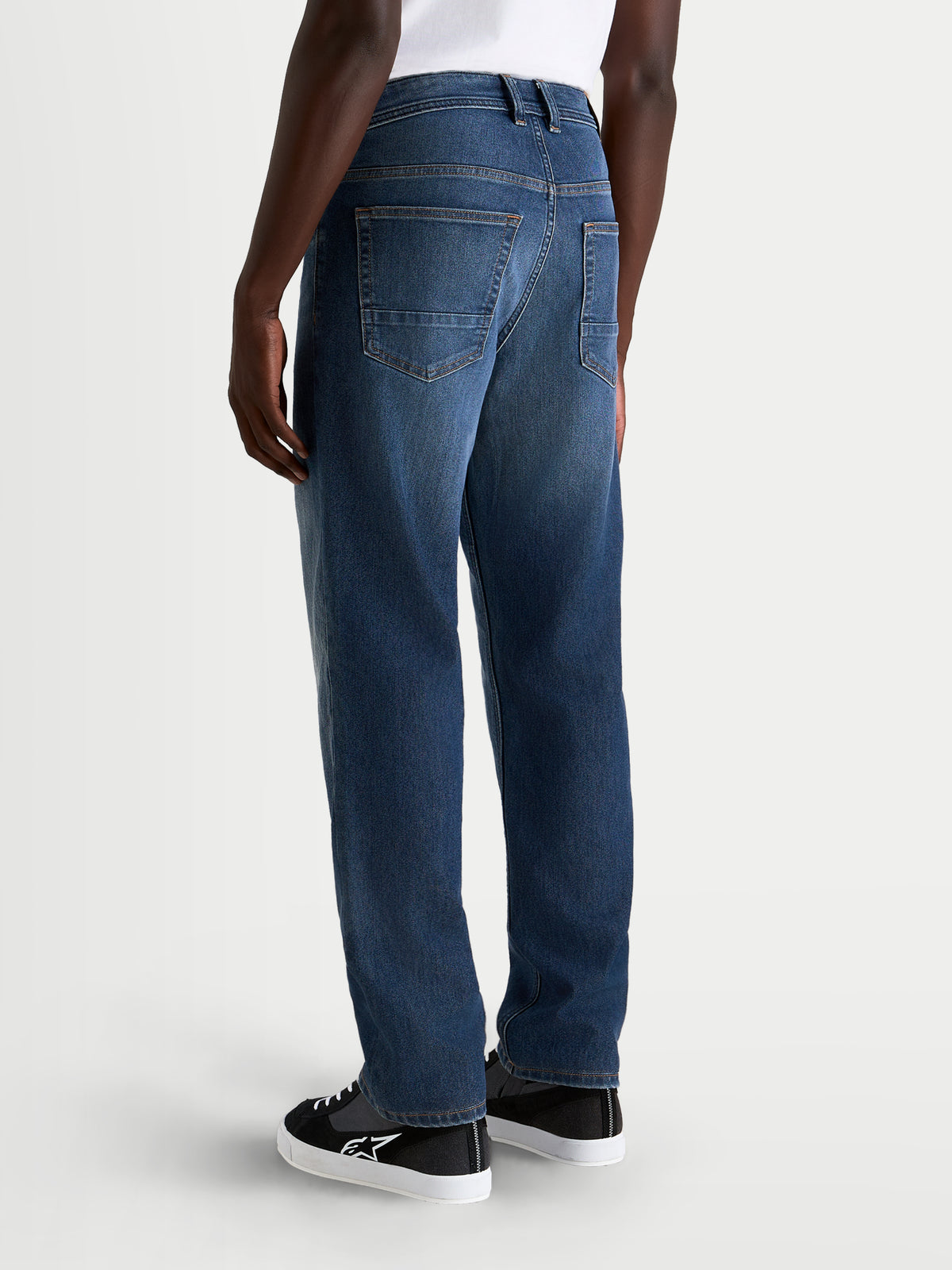 Alpinestars Flex Ast 8 Denim Pantalons, pantalon de moto urbain pour homme bleu, vue de dos montrant la construction en denim stretch monocouche et les cinq poches sur un modèle