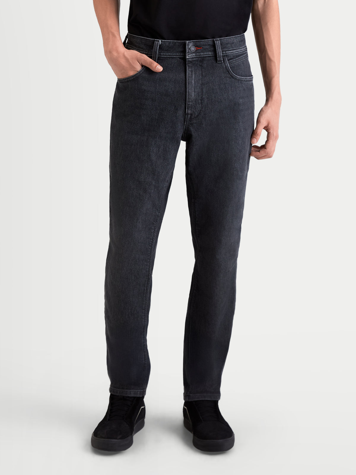 Alpinestars Flex Ast 7 Denim Pantalons, pantalon de moto urbain pour homme en noir délavé, coupe classique portée par un modèle