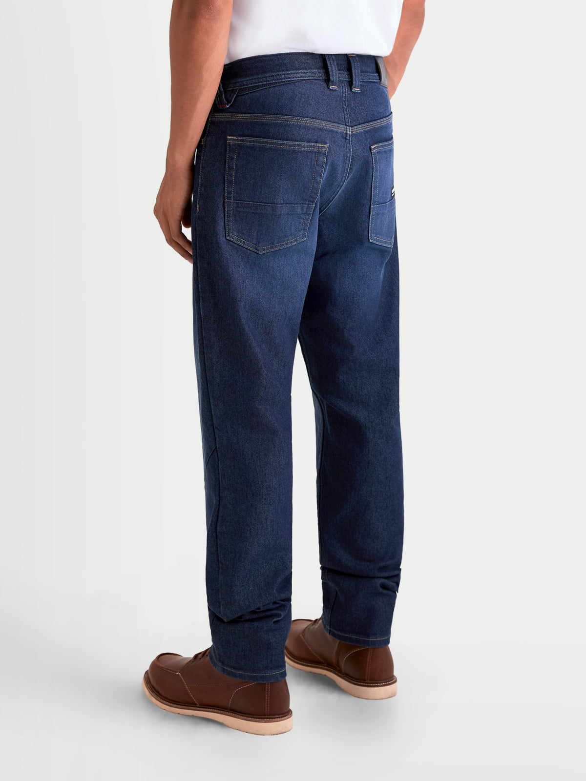 Alpinestars Flex Ast 7 Denim Pantalons, pantalon de moto urbain pour homme bleu foncé, vue de dos montrant la construction en denim technique monocouche, les cinq poches et l'écusson en cuir au dos porté par un modèle