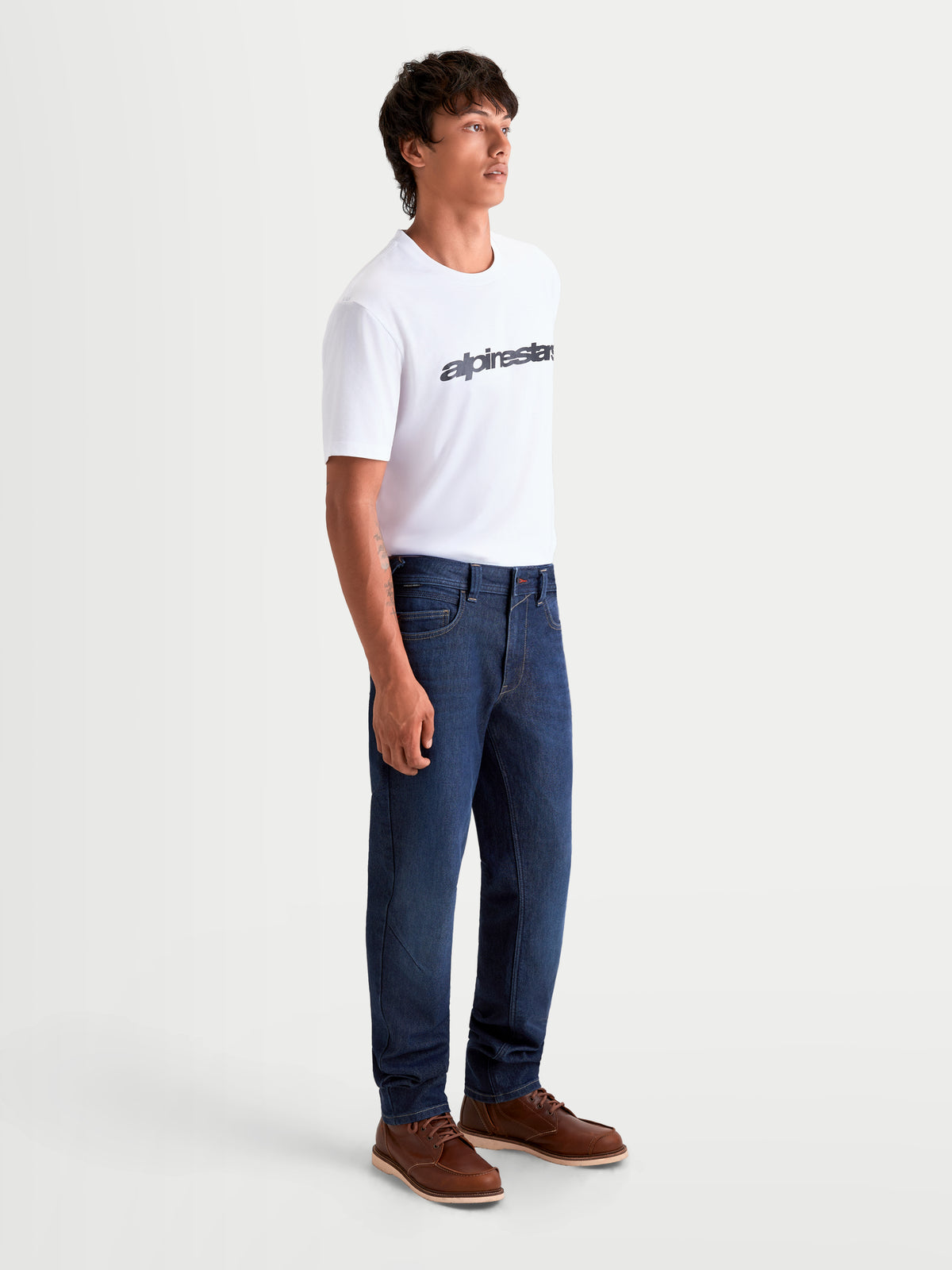 Alpinestars Flex Ast 7 Denim Pantalons Short, pantalon de moto urbain pour homme bleu foncé, vue de profil sur un modèle portant un équipement de moto décontracté