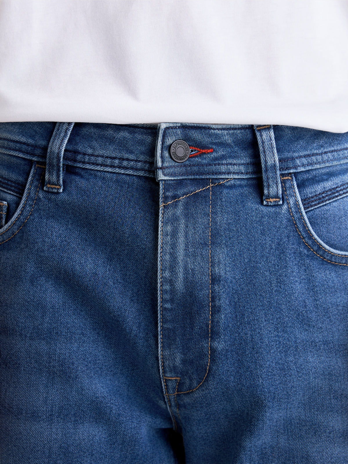 Alpinestars Flex Ast 7 Denim Pantalons, pantalon de moto en denim bleu clair, vue rapprochée de la taille, des poches avant et de la braguette à bouton métallique