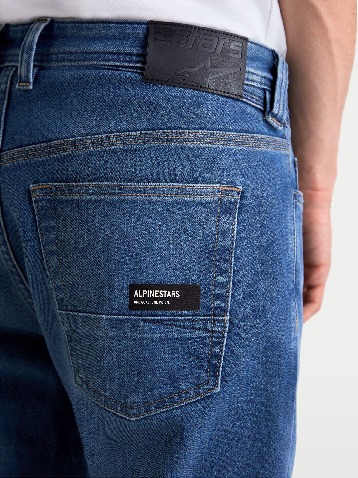 Alpinestars Flex Ast 7 Denim Pantalons, pantalon de moto urbain pour homme en bleu clair, vue rapprochée de la poche arrière avec marquage Alpinestars, écusson de taille en cuir et construction en denim technique monocouche