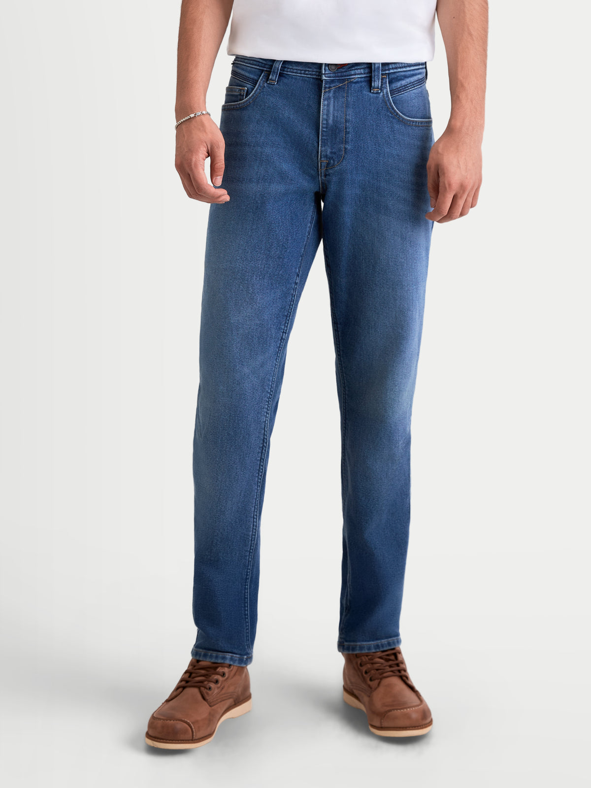Alpinestars Flex Ast 7 Denim Pantalons, pantalon de moto urbain pour homme en bleu clair, vue de face sur un modèle montrant la construction en denim stretch monocouche certifié AA