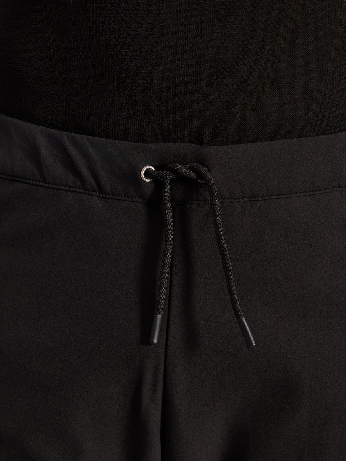 Pantalon Alpinestars Aeroshell Airflow, noir, gros plan sur la ceinture avec cordon de serrage élastique interne réglable et détail d'œillet argenté, équipement de moto sport-touring