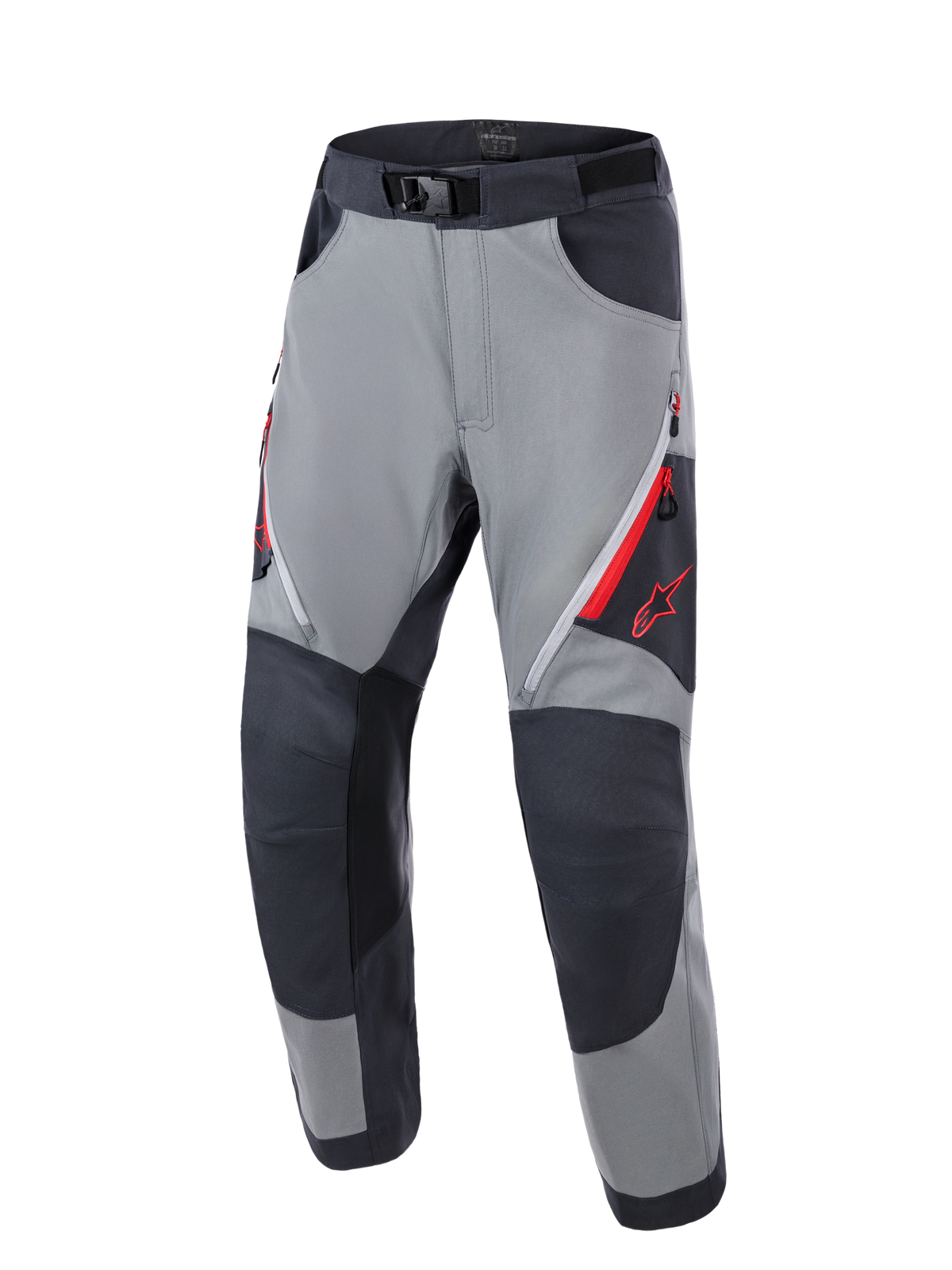 Alpinestars Maxdura Dual Pants, pantalon de moto d'aventure, gris foncé et gris profond, avec panneaux de genoux renforcés gris foncé, ventilations zippées rouges sur les cuisses, logo Astars rouge sur la cuisse et ceinture ajustable à boucle magnétique, conçu pour le dual-sport