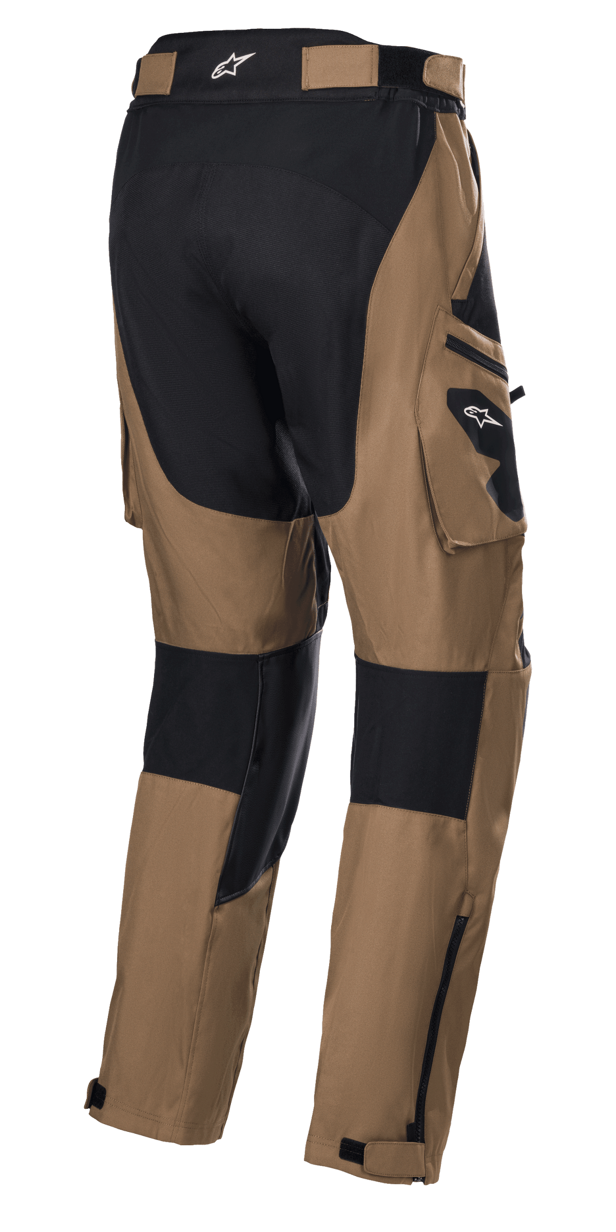 Alpinestars Venture XT Pants Over Boot, Camel et Noir, pantalon de moto Adventure Touring, vue arrière avec poches cargo et panneaux de renfort noirs, construction en textile résistant à l'eau avec fermetures éclair réglables au bas des jambes pour un ajustement sur les bottes