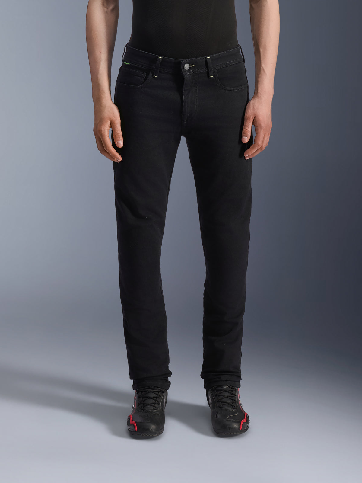 Alpinestars Pantalon Denim Copper V3, jean de moto noir pour homme, coupe droite, style urbain, porté par un mannequin