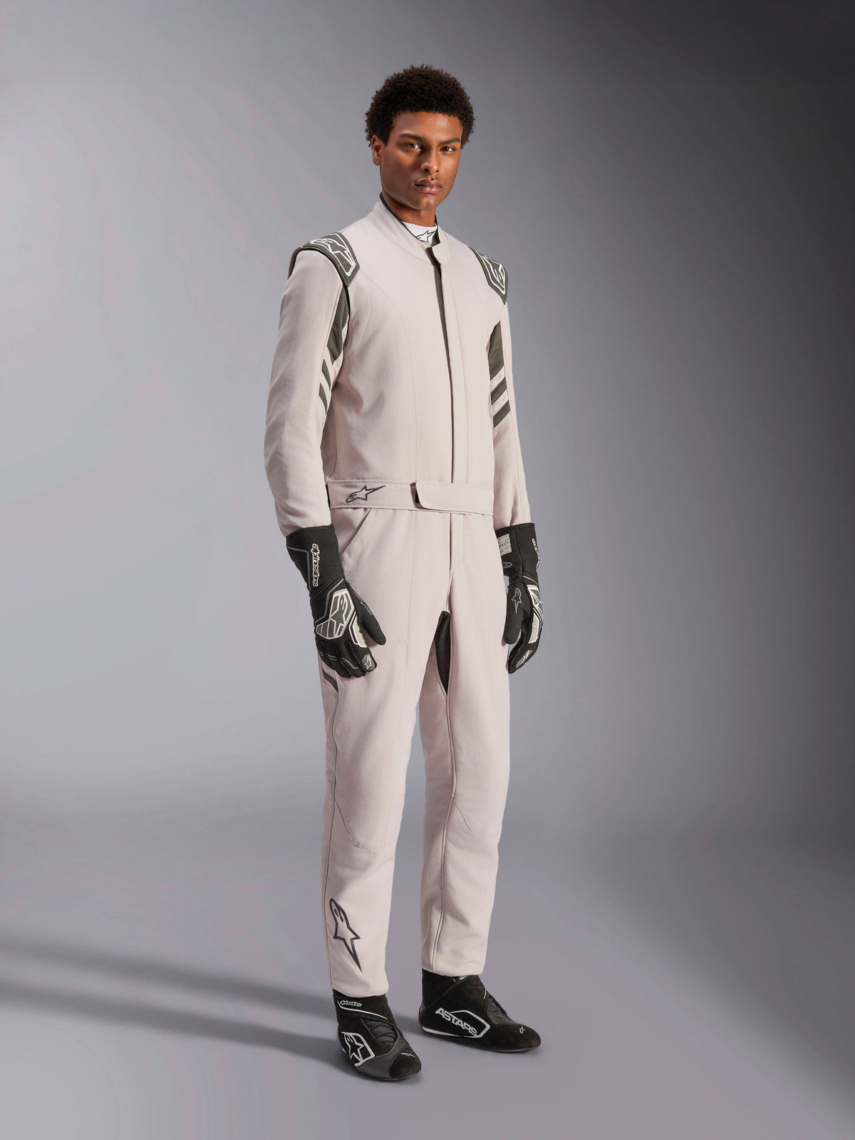 Alpinestars GP Race V3 Suit FIA, combinaison de course Silver Anthracite, combinaison de pilote une pièce avec épaulettes et taille ceinturée, portée avec des gants et des bottines de course noirs et blancs assortis, design épuré pour le sport automobile professionnel