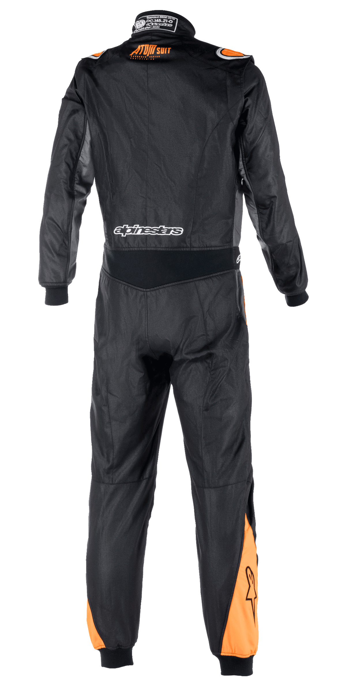 Alpinestars Atom FIA Graphic Suit, vue arrière d'une combinaison de course automobile une pièce, noir et anthracite avec accents orange fluo sur les épaules et les mollets, détails de certification FIA sur le col et marquage Alpinestars sur le bas du dos.