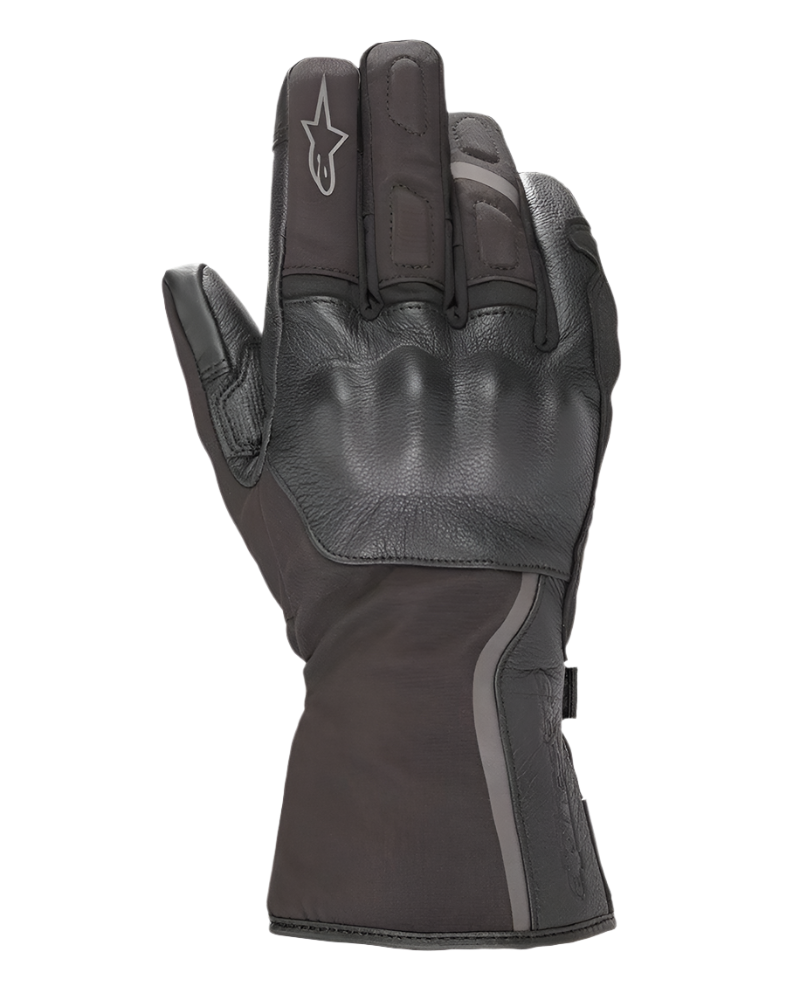 Gants femme Alpinestars Stella Tourer W-7 Drystar®, noir, vue du dos de la main présentant une protection rigide des articulations recouverte de cuir, manchette longue touring avec liseré réfléchissant, logo Alpinestars sur l'index, construction imperméable en textile et cuir