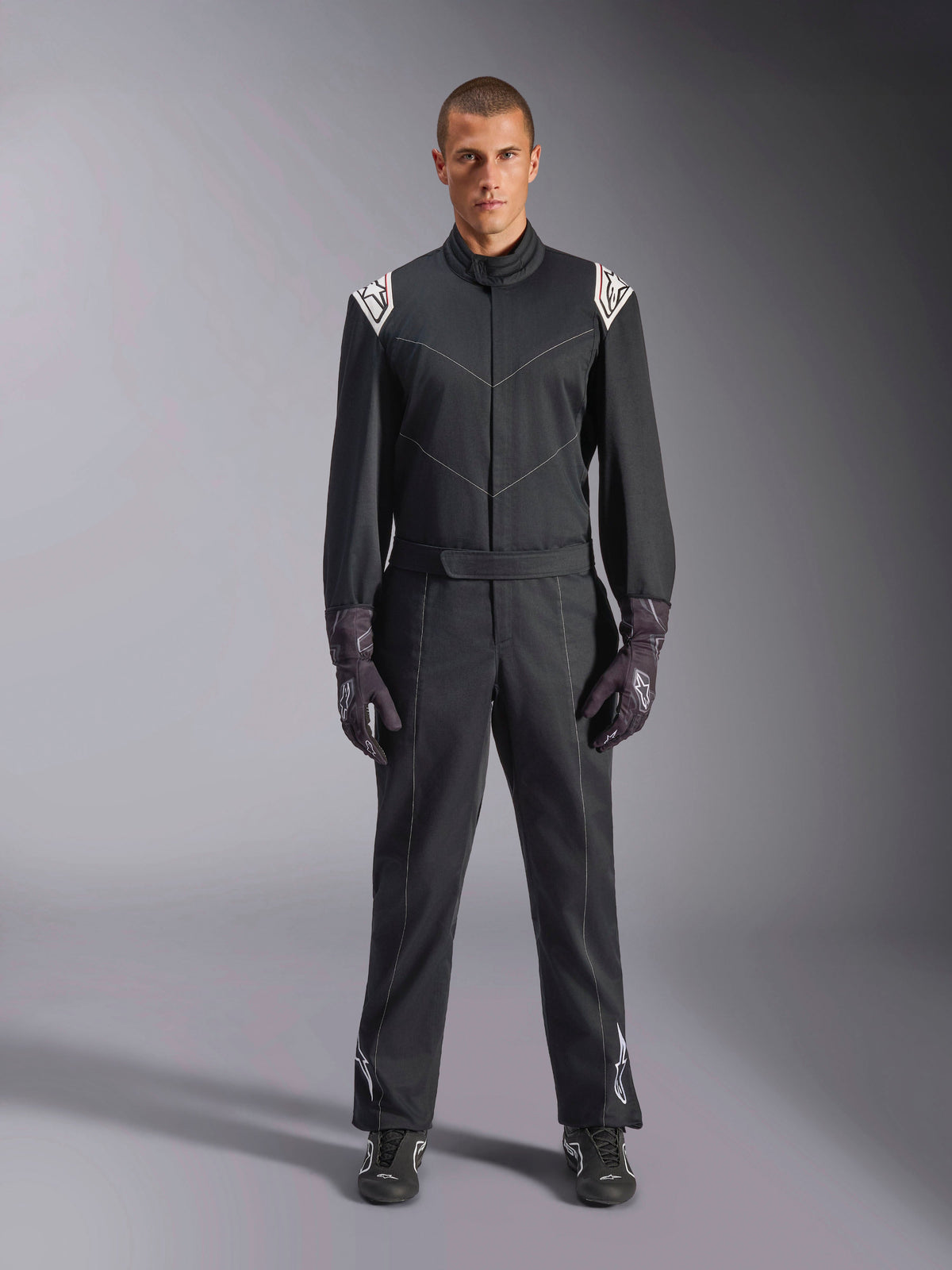 Combinaison Alpinestars Kart Indoor V2, combinaison de karting une pièce, noire, avec logos Astars blancs sur les épaules et le bas des jambes, ceinture à la taille ajustable et col ergonomique, conçue pour le karting d'intérieur récréatif
