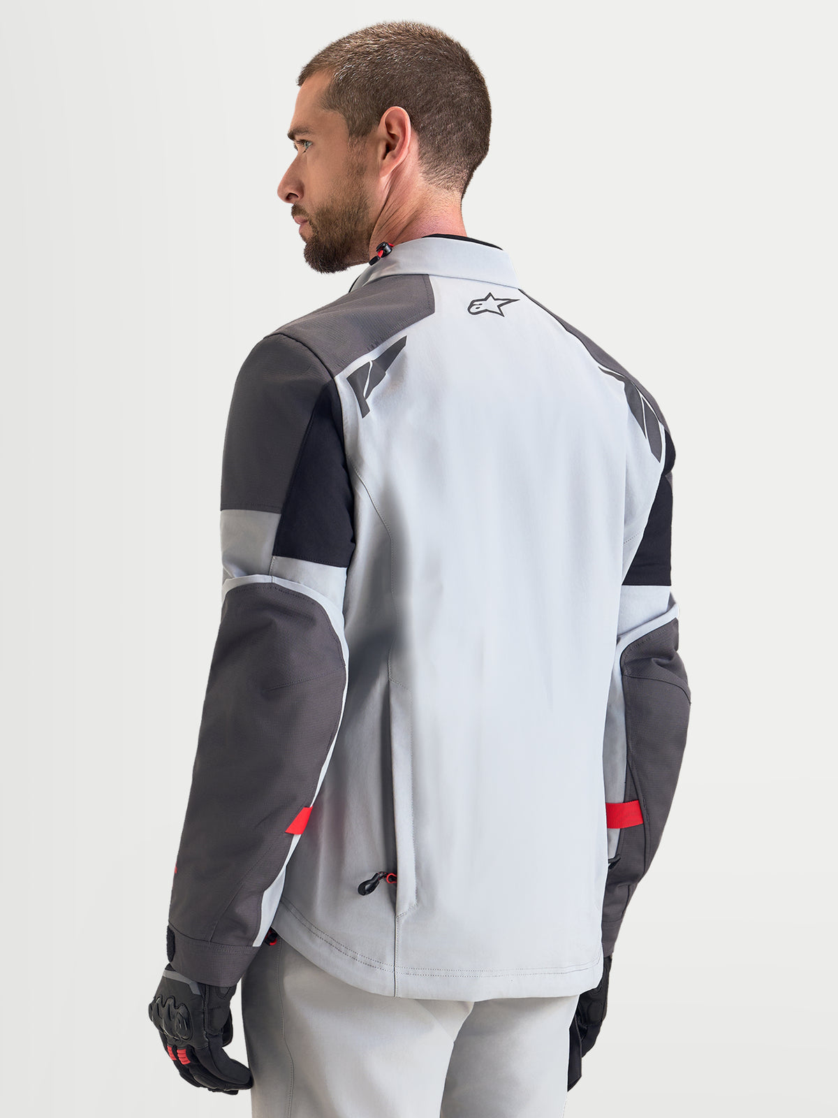 Alpinestars Arenis Gore-Tex Veste, veste de moto adventure pour homme gris moyen, gris foncé et noir, vue de dos montrant la construction textile imperméable et les détails réfléchissants sur les épaules
