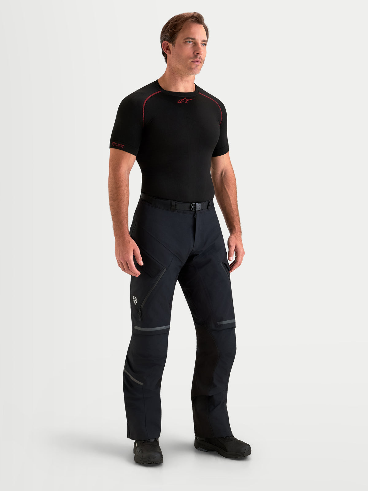Alpinestars St 7 V 2 2 L Gore Tex Pantalons Short, pantalon de moto adventure pour homme noir, vue de face sur un modèle portant un équipement de protection étanche