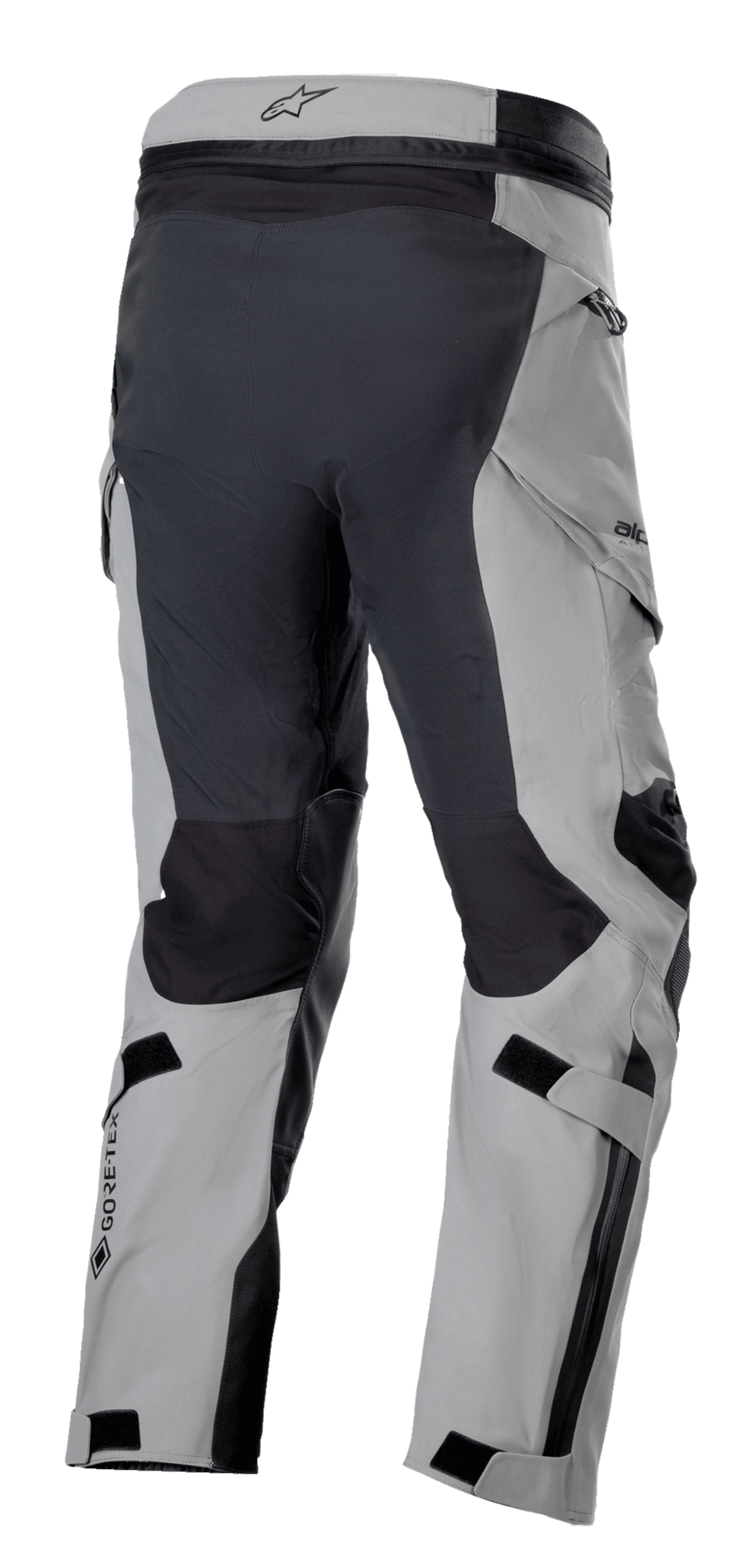 Pantalon Alpinestars Boulder 3L GORE-TEX, pantalon de moto aventure, gris foncé et noir, vue de trois-quarts arrière montrant l'assise renforcée et l'intérieur des jambes, panneaux gris clair, logo GORE-TEX sur le mollet et poches cargo ergonomiques.