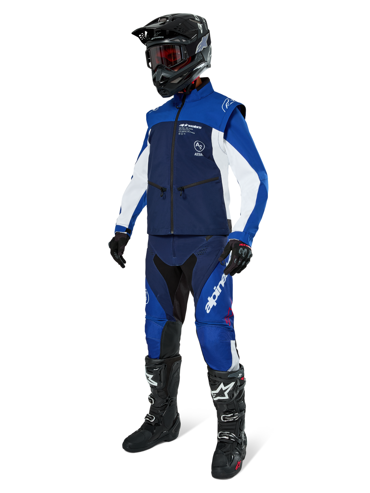 Veste Softshell Alpinestars Lite-Dura, bleu marine, bleu éclatant et blanc, portée avec un pantalon tout-terrain assorti, des bottes de motocross noires, un casque noir avec lunettes et des gants noirs, équipement d'enduro complet pour la course tout-terrain