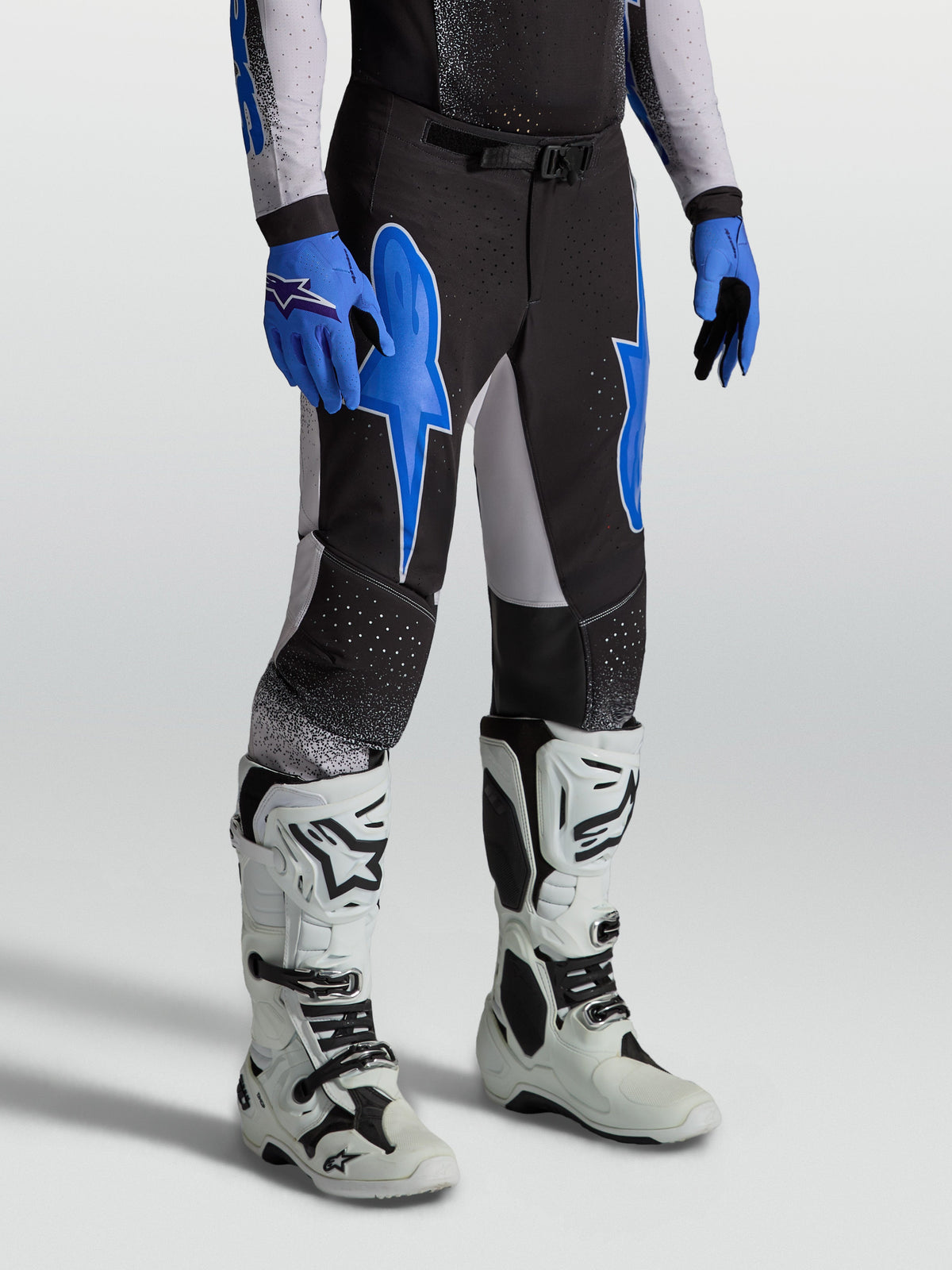 Alpinestars Supertech Hiten AFD, pantalons de motocross noirs et bleus pour homme, coupe athlétique avec bottes de moto blanches