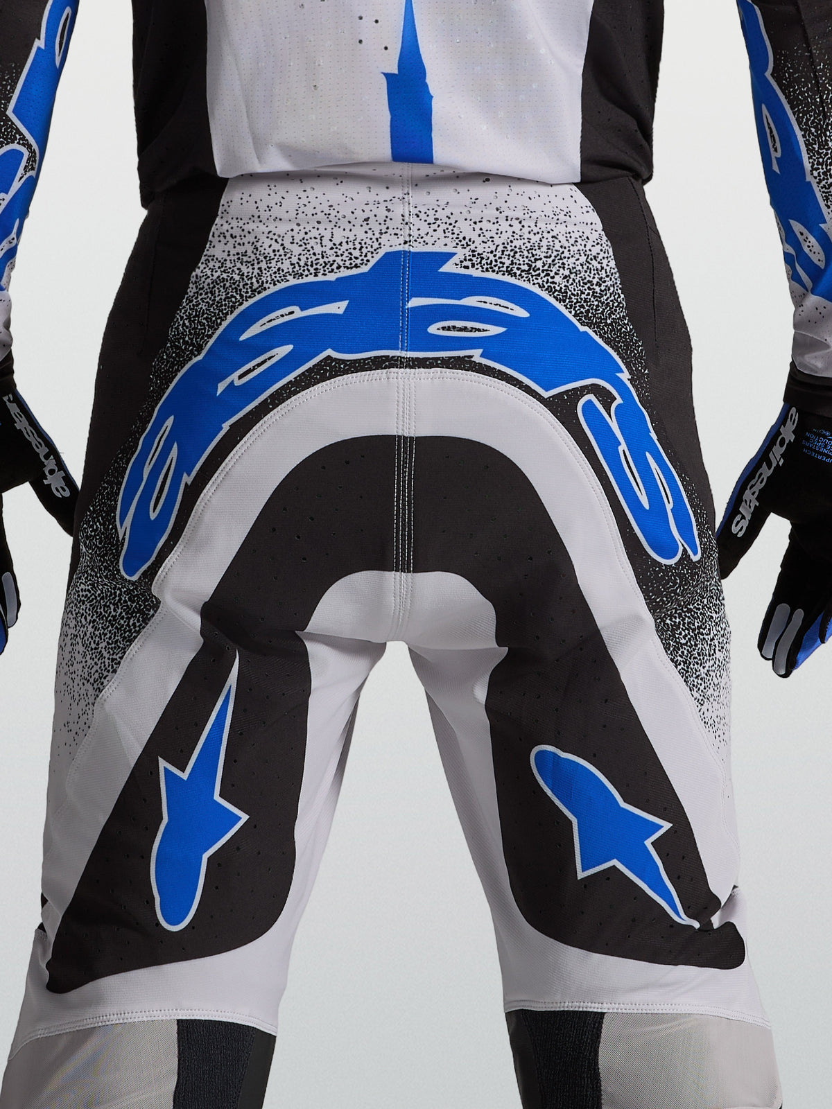 Pantalons Supertech Hiten AFD d'Alpinestars, équipement de motocross pour homme bleu, blanc et noir, vue arrière avec logo bleu et coupe athlétique