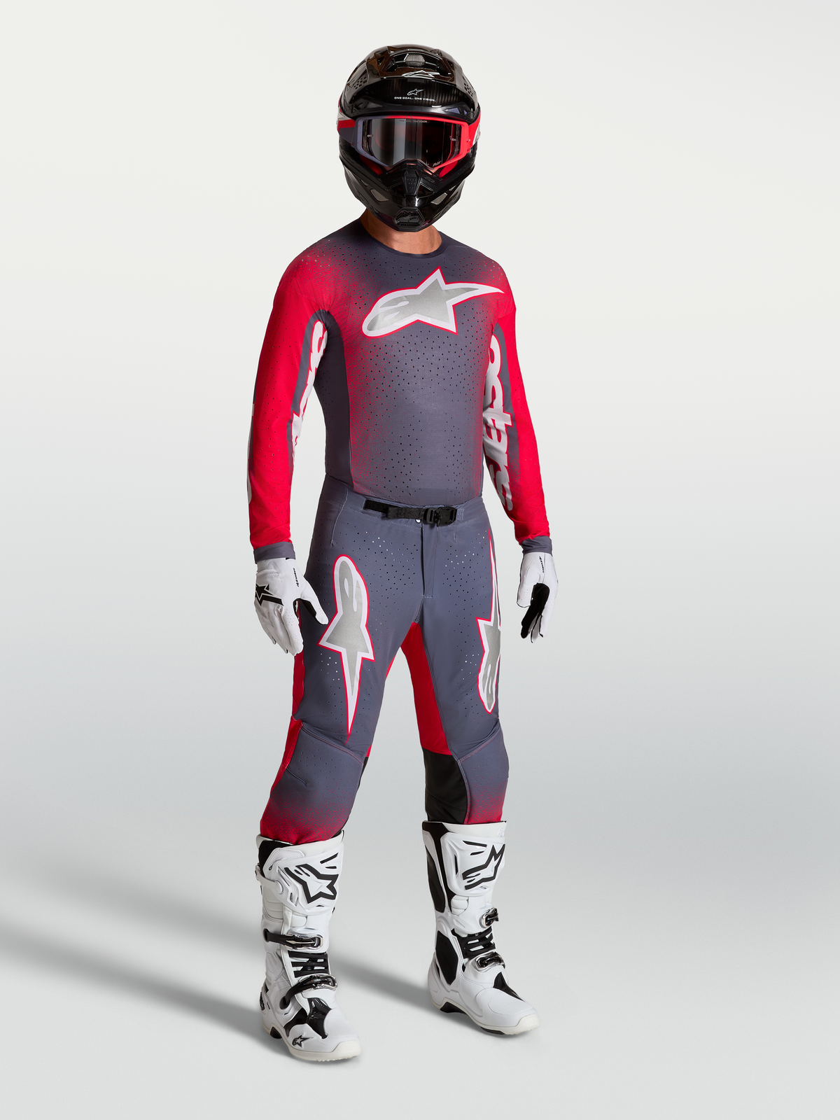 Alpinestars Supertech Hiten AFD Pants AND Supertech Hiten AFD Gear Set, ensemble de motocross pour homme, gris et rouge fluo, tenue technique portée avec casque et bottes.