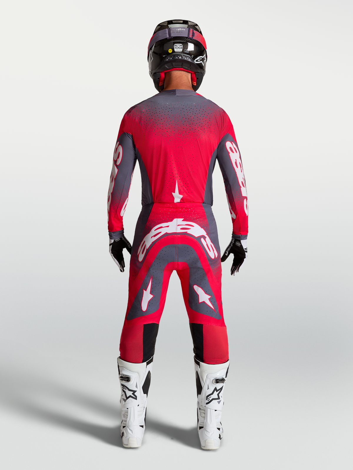 Ensemble et pantalon Alpinestars Supertech Hiten AFD, équipement de motocross racing, rouge fluo et gris, vue arrière sur mannequin.