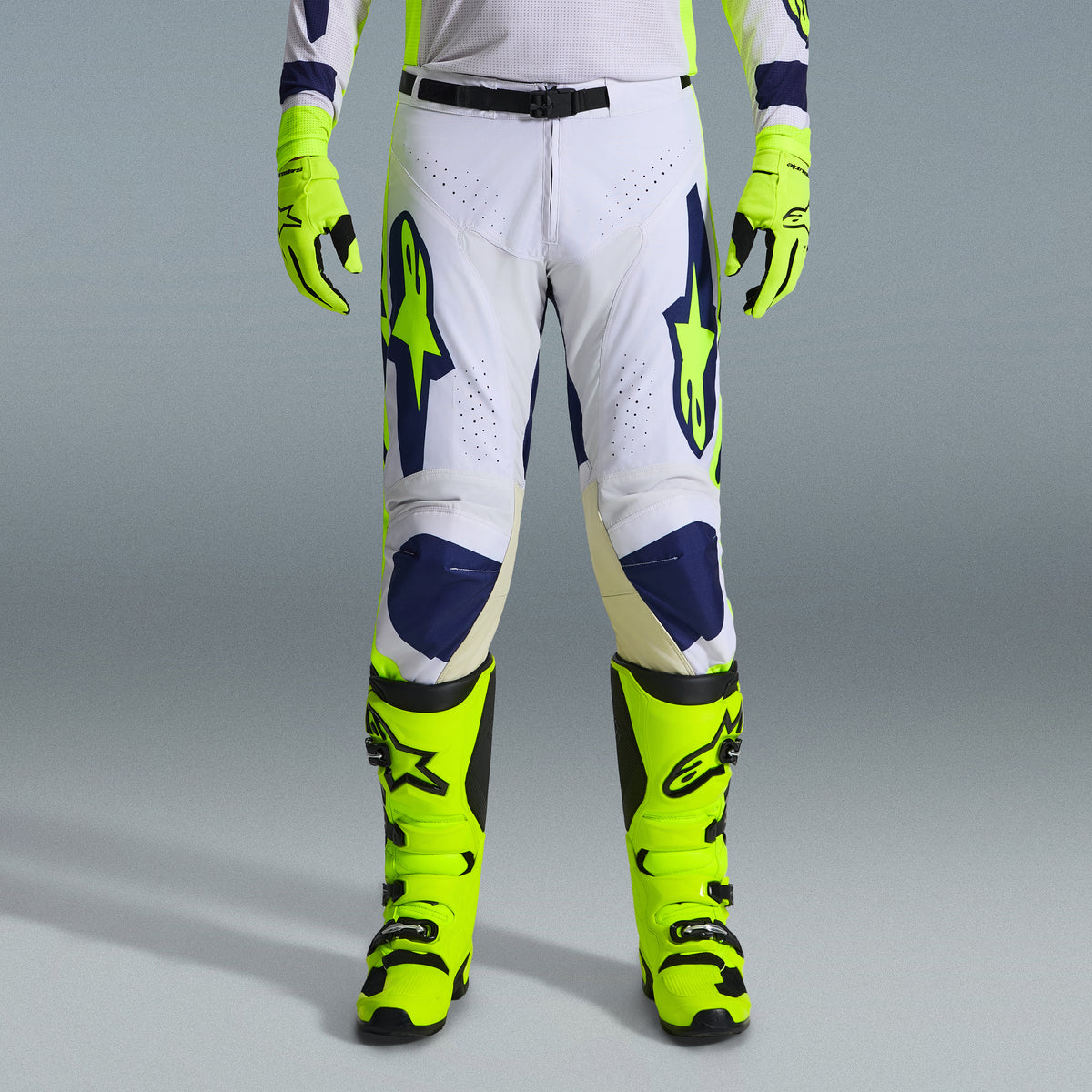 Ensemble d'équipement Alpinestars 2026 Racer Air Riway, pantalon de motocross blanc et bleu marine avec accents jaune fluo, gants et bottes jaune fluo assortis, design ergonomique et panneaux ventilés pour le tout-terrain
