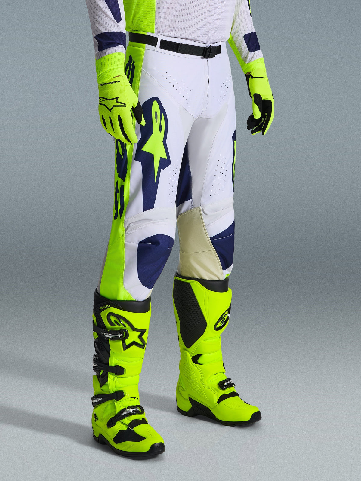 Alpinestars 2026 Racer Air Riway Gear Set, pantalon de motocross blanc avec accents bleu marine et jaune fluo, associé à des bottes et des gants jaune fluo assortis, avec perforations pour le flux d'air et design ergonomique, tenue de course tout-terrain professionnelle