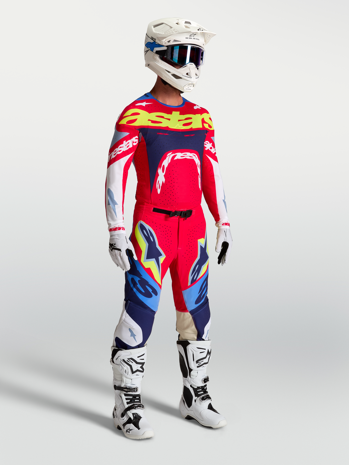 Pantalon Alpinestars Supertech Dyna, tenue de motocross pour homme, rouge et bleu marine, avec maillot et bottes blanches.