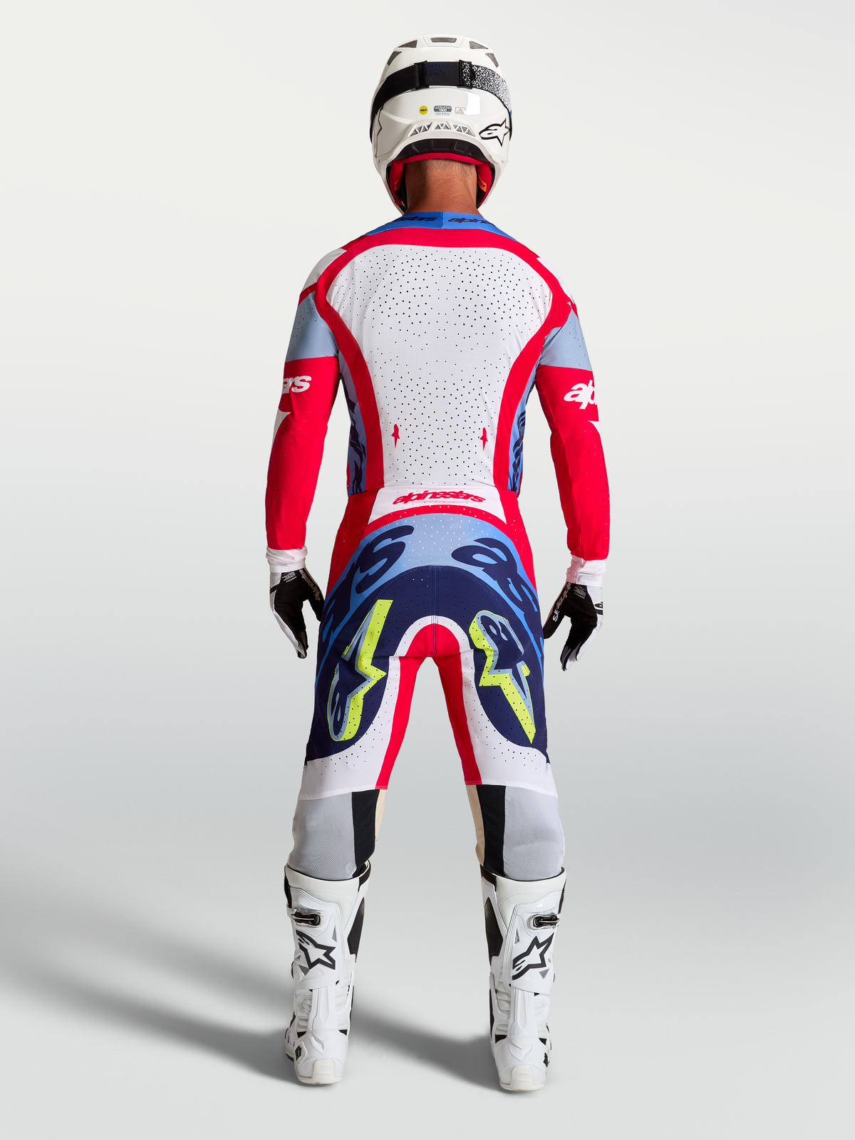 Pantalon Supertech Dyna Alpinestars, équipement de motocross pour homme, rouge feu et bleu marine, vue de dos sur mannequin.