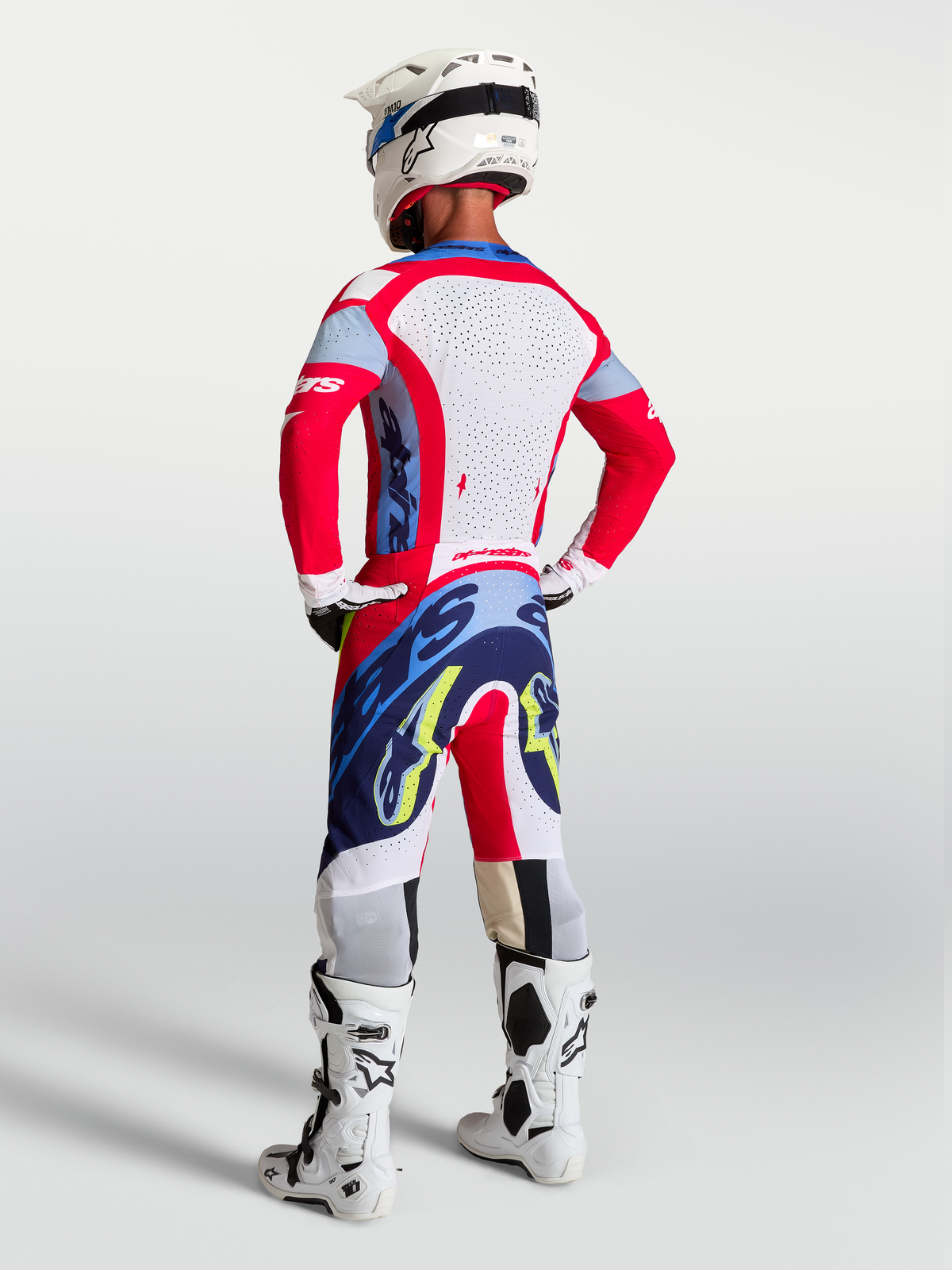 Alpinestars Pantalon Supertech Dyna, pantalon de motocross pour homme, rouge feu et bleu marine, coupe athlétique légère, vue de dos sur mannequin.