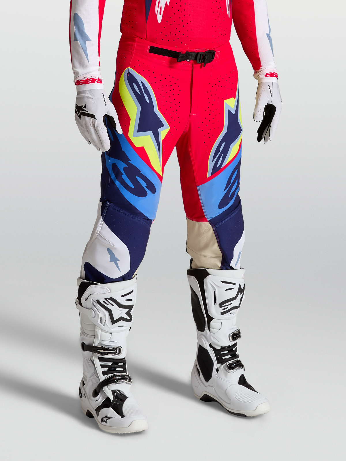 Alpinestars Pantalon Supertech Dyna, pantalon de motocross haute performance pour homme, rouge, blanc et bleu marine, coupe athlétique avec panneaux extensibles et renforts genoux, porté avec bottes et gants assortis