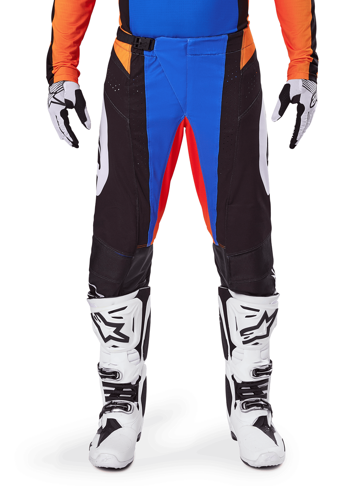 Pantalon de motocross Alpinestars 2025 Techstar Melt, orange et bleu, porté avec un maillot assorti et des bottes blanches, doté de panneaux noirs avec des accents bleu et orange vifs, perforé pour la ventilation, coupe athlétique de course pour la performance tout-terrain.