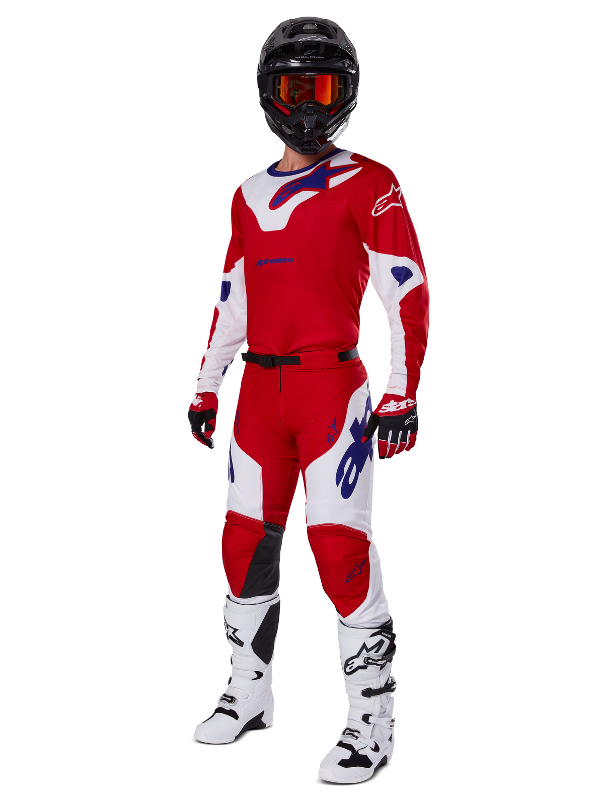 Alpinestars 2025 Racer Veil Pants, pantalon de motocross, rouge vif et blanc, porté dans le cadre d'un équipement de course complet comprenant un maillot rouge et blanc assorti, un casque noir avec des lunettes orange, des bottes blanches et des gants rouges, avec des logos Alpinestars bleus.