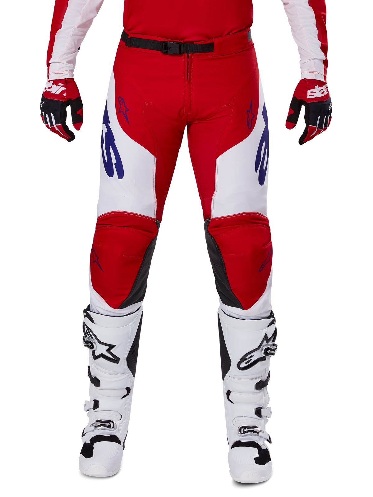 Alpinestars 2025 Racer Veil Pants, pantalon de motocross, rouge vif et blanc, porté avec des gants rouges assortis et des bottes blanches, doté de logos bleus sur les cuisses et d'une ceinture noire, coupe sport ergonomique pour le pilotage de performance