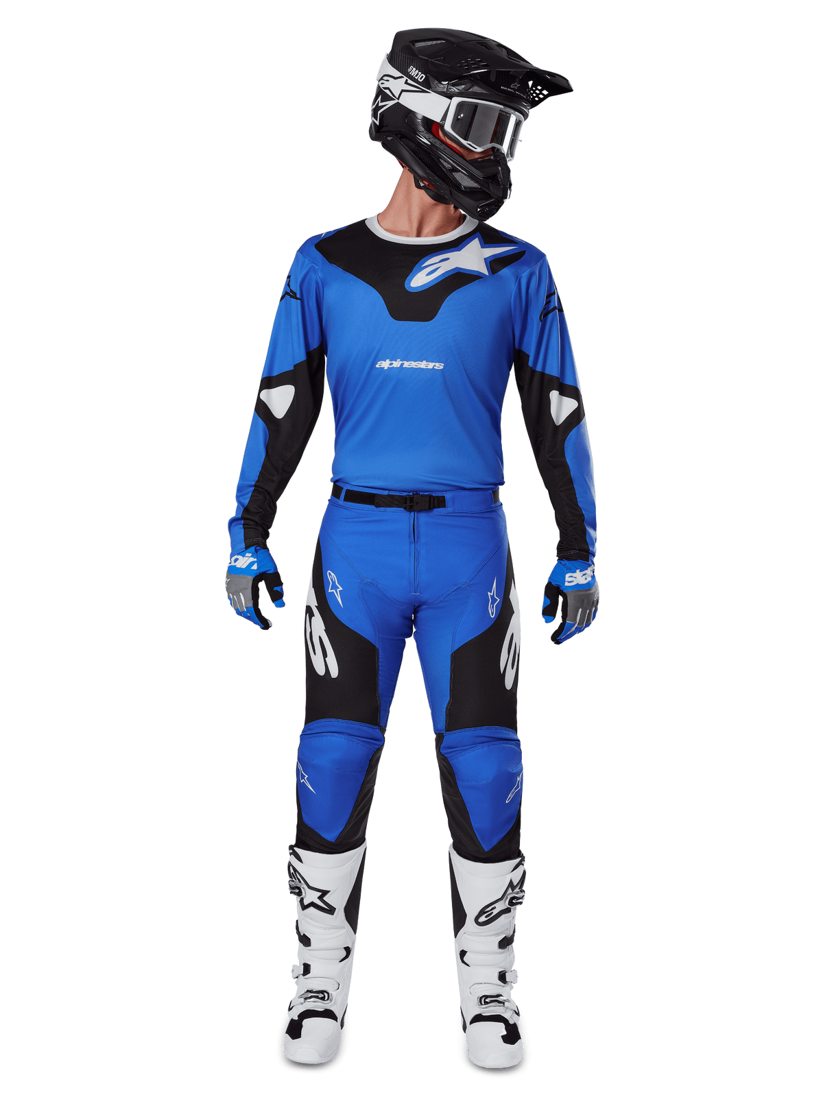 Alpinestars 2025 Racer Veil Pants, pantalon de motocross, bleu et noir, porté comme une tenue de course complète avec un maillot bleu et noir assorti, un casque noir et blanc, des gants bleus et des bottes blanches, doté de logos audacieux et d'une conception ergonomique pour la conduite tout-terrain.