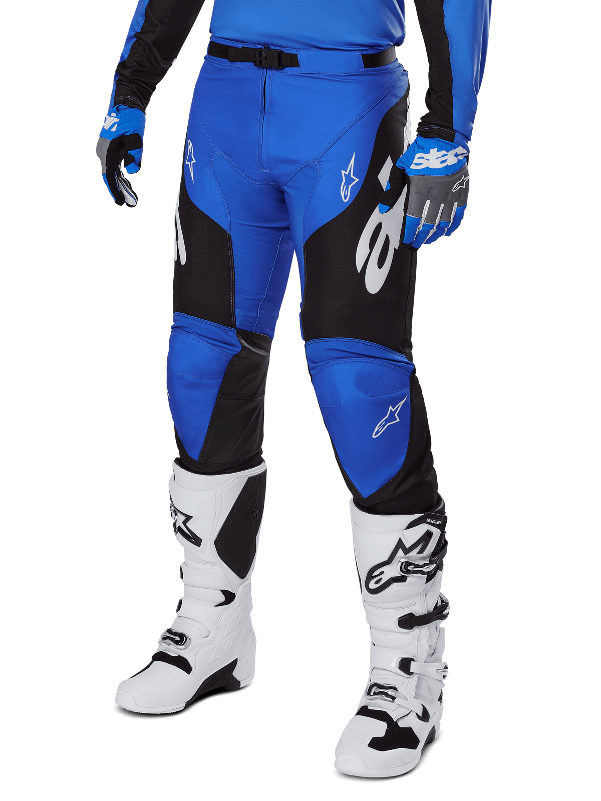 Alpinestars 2025 Racer Veil Pants, pantalon de motocross, bleu et noir avec des accents graphiques blancs, porté avec un maillot bleu, des gants et des bottes blanches assortis, équipement de protection durable pour la course tout-terrain