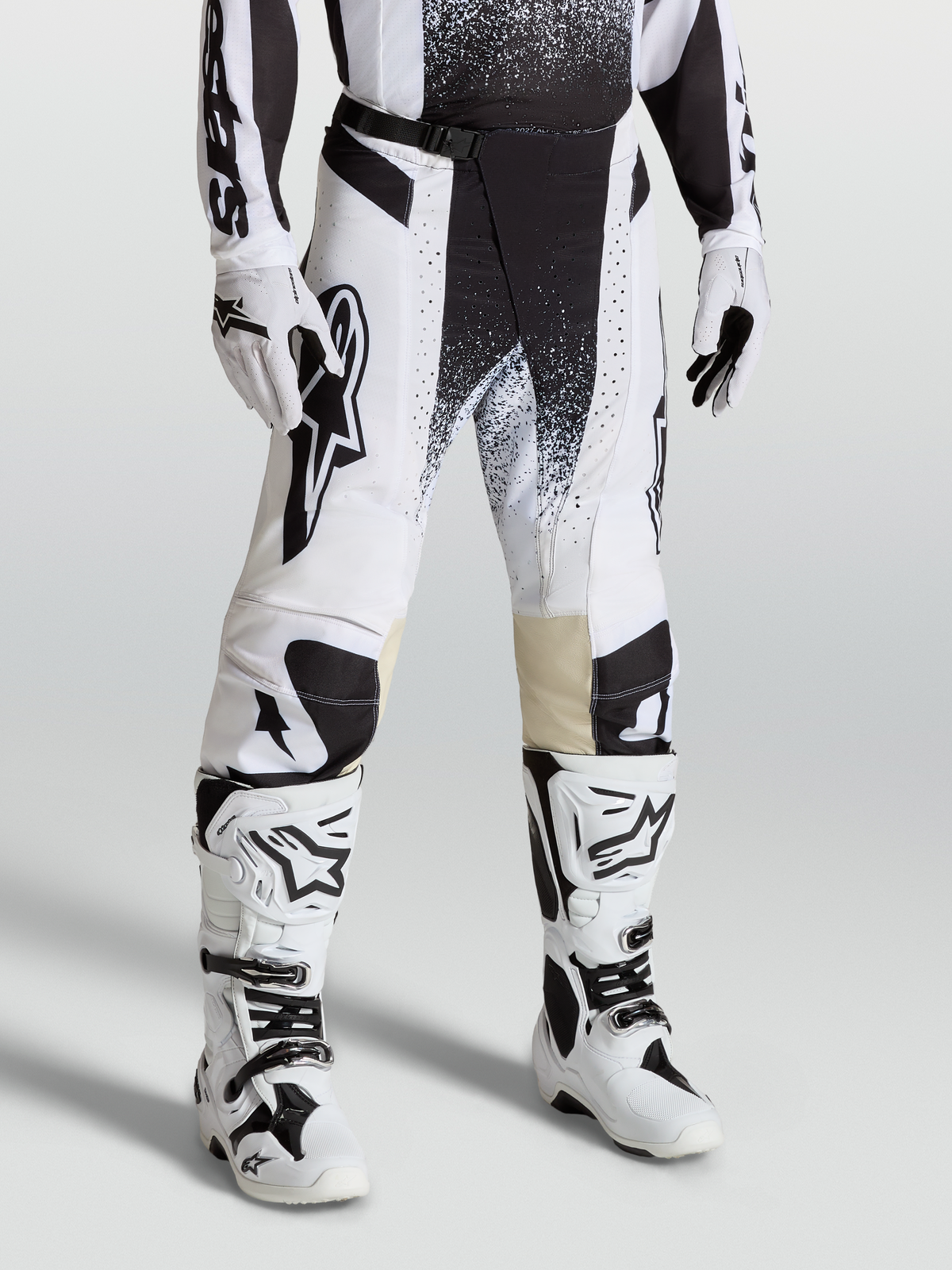 Alpinestars Pantalon Techstar Swan, pantalon de motocross blanc et noir, coupe performance racing pour homme, design en ripstop extensible avec renforts et bottes assorties.