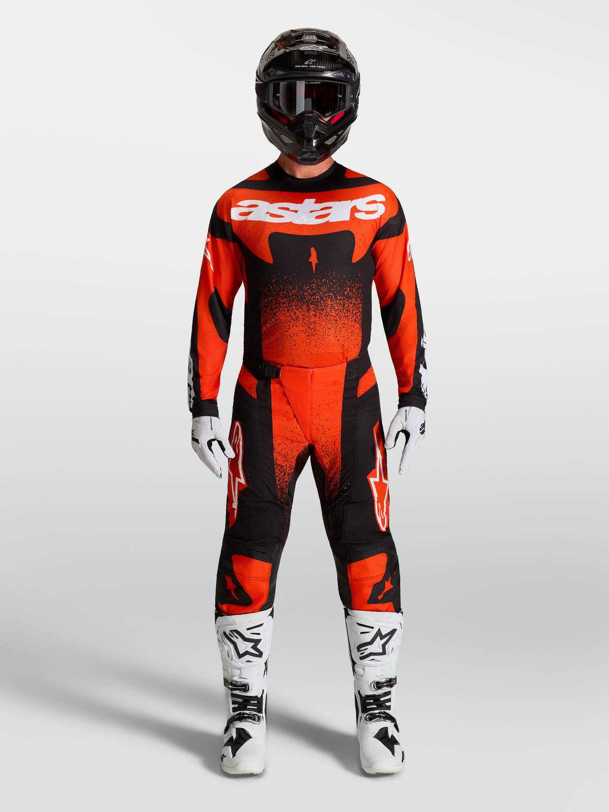 Pantalons Alpinestars Techstar Swan, équipement de motocross rouge et noir avec coupe ergonomique et panneaux de performance.