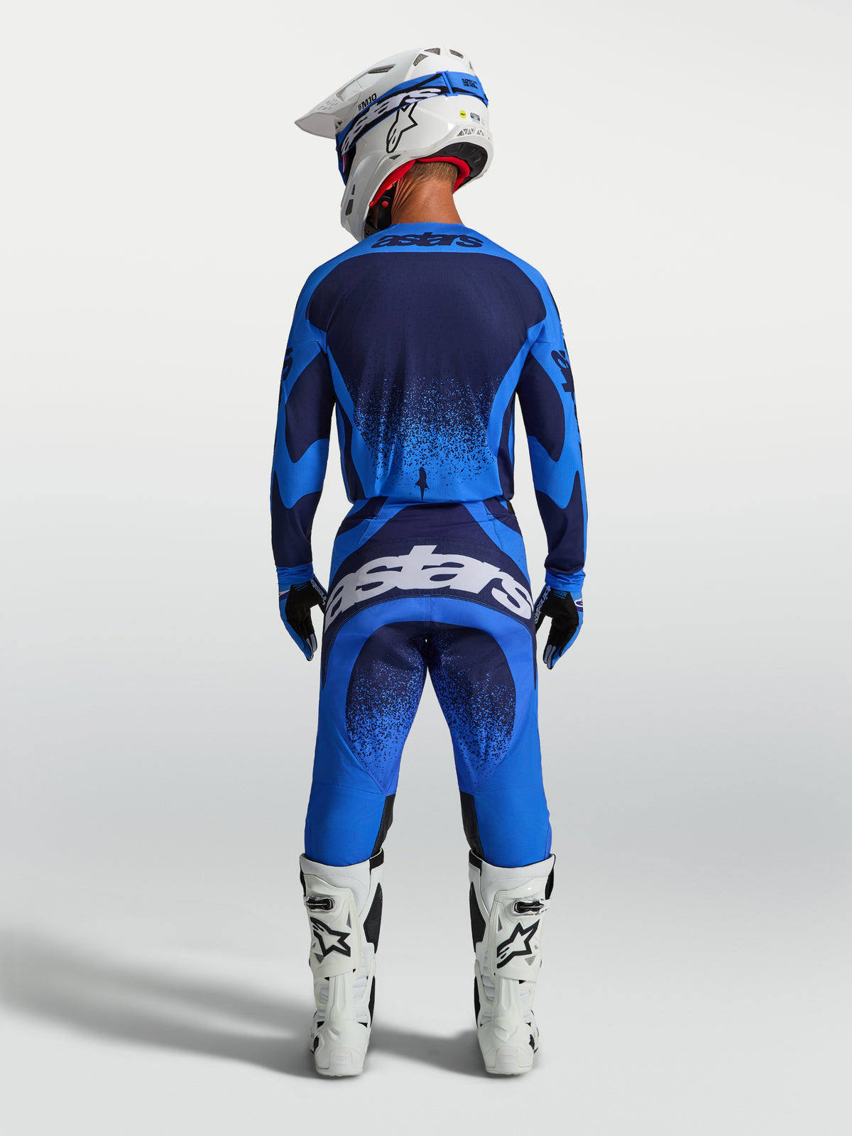 Alpinestars pantalon Techstar Swan, motocross pour homme, bleu et bleu foncé, vue de dos avec bottes de moto blanches