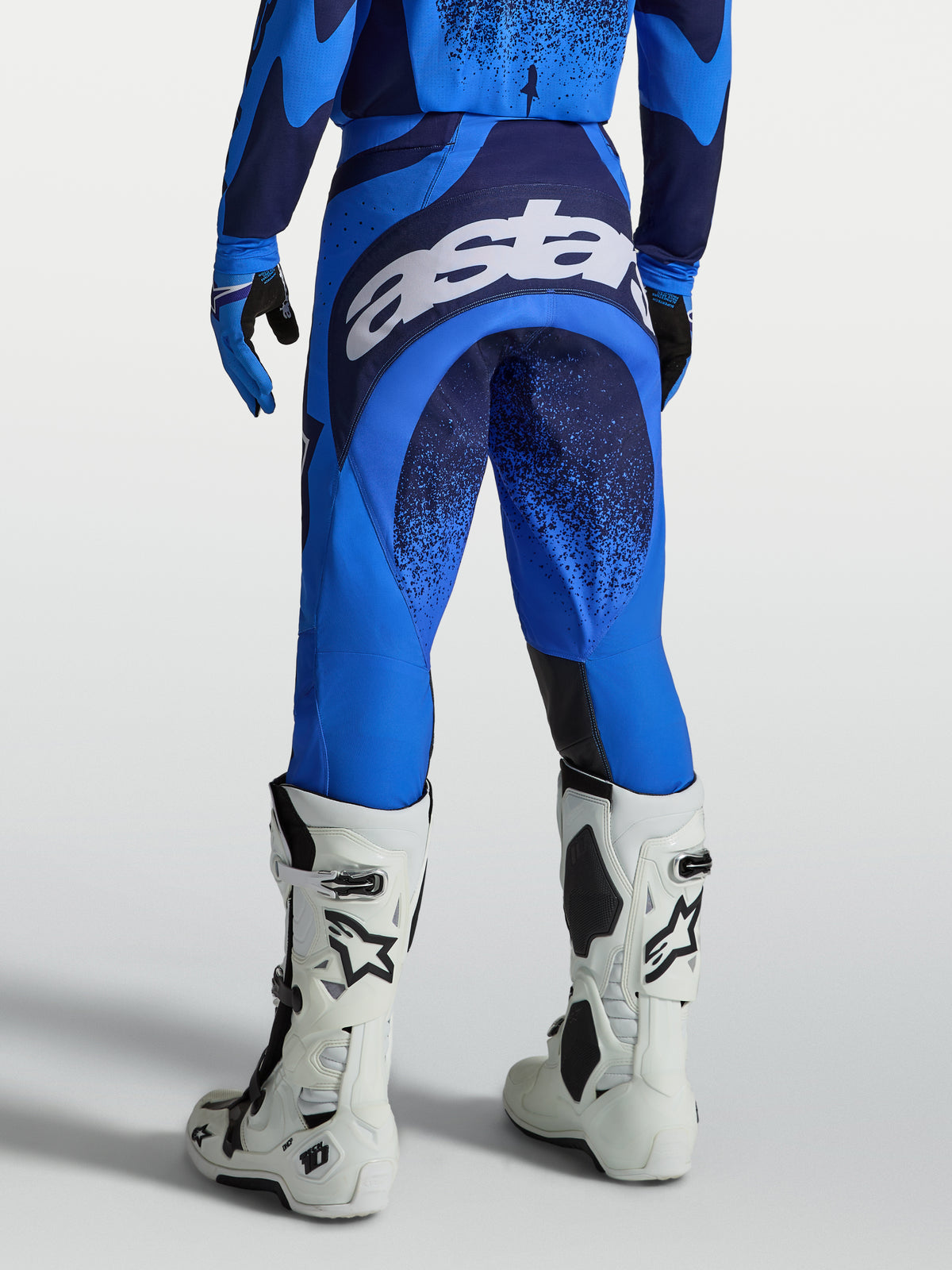 Alpinestars pantalon Techstar Swan, pantalon de motocross pour homme, bleu UCLA et bleu foncé, grand logo blanc à l'arrière.