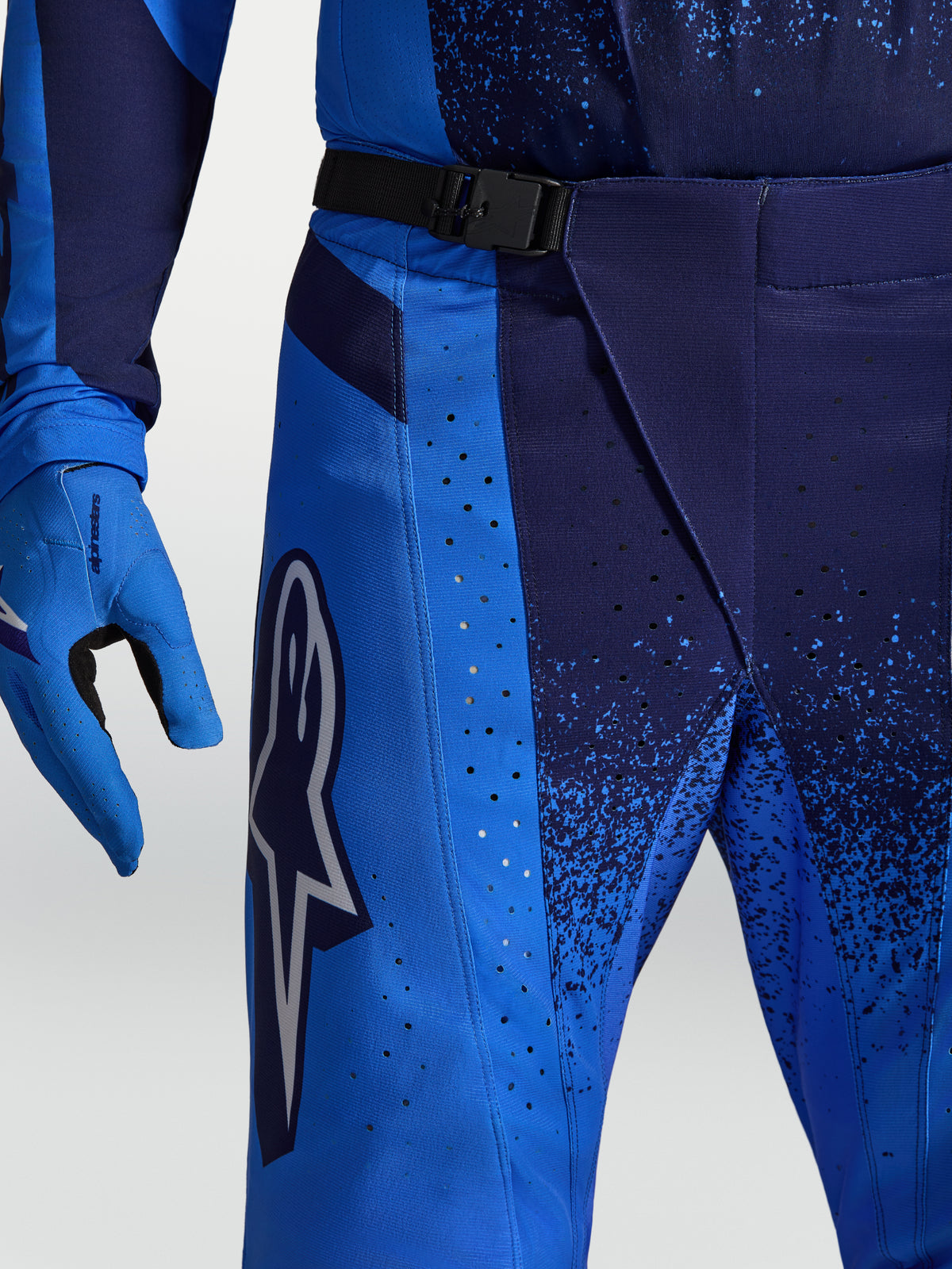 Pantalon Techstar Swan Alpinestars, pantalon de motocross bleu, boucle magnétique et ventilation perforée au laser