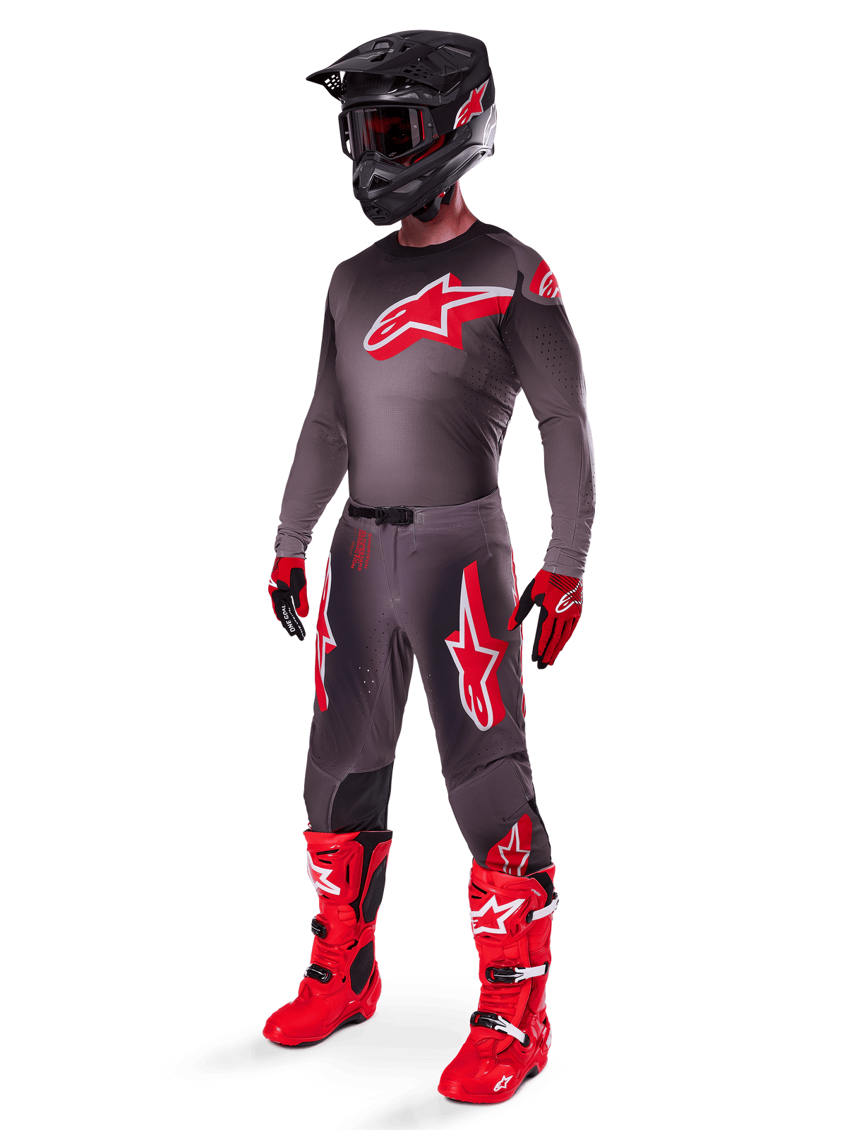 Pantalon Alpinestars Supertech Lipan 2025, pantalon de motocross, Smoke Bright Red, base gris foncé avec de grands logos Alpinestars rouges sur les cuisses, porté avec maillot assorti, casque noir, gants rouges et noirs et bottes rouge vif, tenue de motocross professionnelle coordonnée