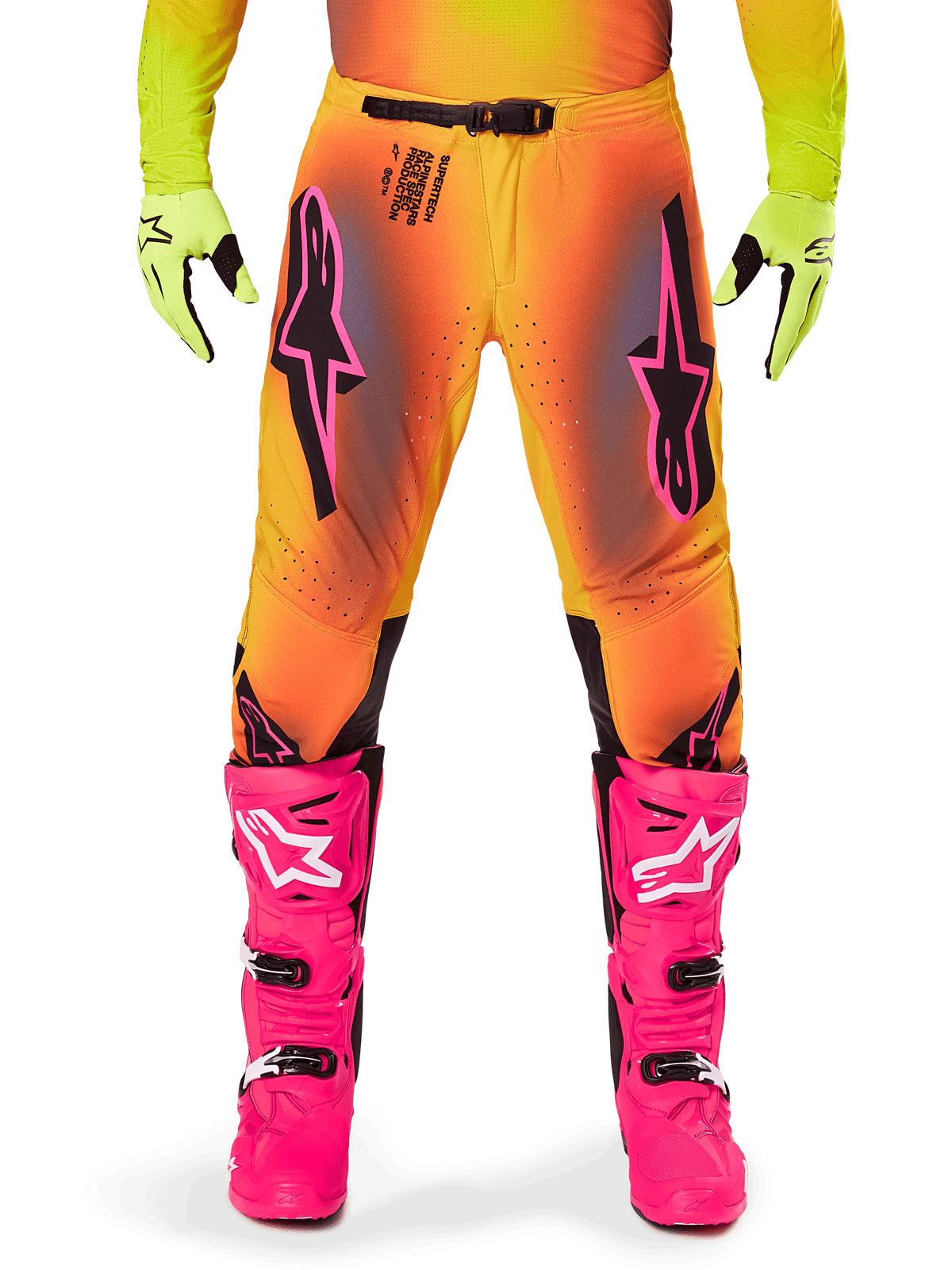 Pantalon Alpinestars Supertech Lipan 2025, pantalon de motocross, dégradé orange et jaune avec accents roses et noirs, porté avec des bottes rose vif et des gants jaune fluo, doté de ventilations découpées au laser et d'une boucle de taille sécurisée, ensemble d'équipement de course de niveau professionnel